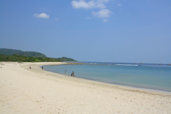 Pantai Pasir Putih Florida Rmol, 1. Taman Wisata MBS, 2. Aqualand Serang, 3. Pantai Cibereum Anyer, 4. Pantai Marbella Anyer, 5. Pantai Sambolo, 6. Pantai Anyer, 7. Rumah Hutan Cilowong, 8. Pulau Lima, 9. Napak Tilas Kerajaan Islam di Serang Banten, 10. Pantai Marina Anyer, 11. Pantai Florida Indah Anyer, 12. Pantai Jambu, 13. Pantai Karang Bolong, 14. Pulau Tunda, 15. Curug Leuwibumi, 16. Situ Rawa Arum, 17. Pulau Sangiang, 18. Pantai Lontar, 19. Vihara Avalokitesvara, 20. Wisata Agro Bukit Waruwangi, 21. Pantai Labuan, 22. Danau Rowa Dano, 23. Cagar Alam Pulau Dua, 24. Danau Tasikardi, 25. Hutan Kayu Putih Kragilan, 26. Gunung Pinang, 27. Masjid Tanpa Kubah, Masjid Pecinan Tinggi, 28. Danau Kaolin Bekas Tambang Pasir Ciomas, 29. Arung Jeram Tubing Cikalumpang, 30. Pemandian Cirahab – Curug Goong, 31. Curug Cigumawang, 32. Curug Leuwi Tomo, 33. Benteng Speelwijk, 34. Alun-alun Barat Kota Serang Banten, 35. Pantai Gopek Karangantu, 36. Kerkhoff, 37. Situs Banten Girang, 38. Museum Negeri Banten, 39. Taman Rekreasi Wulandira, 40. Curug Cikotak, 41. Curug Sawer, 42. Masjid Agung Banten, 42. Pos Pengamatan Gunungapi Krakatau (Pasauran), 44. Goa Cilayang, 45. Curug Betung