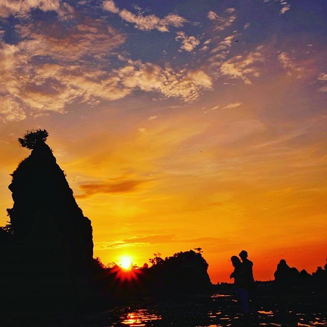 Pantai Tanjung Layar via IG, 1. Pantai Karang Bokor, 2. Pantai Pasir Putih Sawarna, 3. Curug Ciporolak, 4. Curug Cihear, 5. Curuh Kanteh, 6. Agrowisata Kebun Teh Cikuya, 7. Curug Kumpay, 8. Curug Cibangkit, 9. Curug Sipayung, 10. Situ Palayangan, 11. Pantai Talanca, 12. Wisata Seni Batik Khas Lebak, 13. Situs Cibedug, 14. Wisata Air Panas Senanghati, 15. Pantai Suka Hujan, 16. Pantai Cihara, 17. Pantai Goa Langir Sawarna, 18. Gua Seribu Candi, 19. Wisata Tapak Kaki Raksasa si Kabayan, 20. Wisata Air Panas Cipanas, 21. Wisata Kampung Baduy, 22. Pantai Karang Malang, 23. Objek Wisata Samaun’s Hill Park, 24. Pantai Ciantir, 25. Pantai Bagedur, 26. Pantai Tanjung Layar, 27. Curug Munding, 28. Situ Cicinta, 29. Curug Sata, 30. Wisata Arung Jeram Sungai Ciberang, 31. Curug Cimayang, 32. Gua Maria Bukit Kanada, 33. Alun – alun Rangkasbitung, 34. Museum Multatuli Lebak, 35. Pantai Karang Songsong