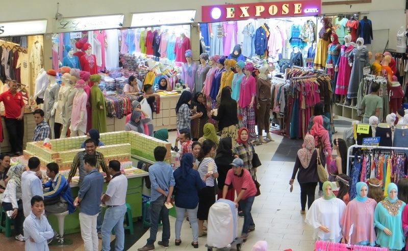 Pasar Tanah Abang via Womentalk - Tempat Rekreasi di Jakarta, 1. Monas (Monumen Nasional), 2. Taman Mini Indonesia Indah (TMII), 3. Dunia Fantasi (Dufan), 4. Ancol, 5. Pulau Tidung, 6. Atlantis, 7. Sea World, 8. Kepulauan Seribu, 9. Kebun Binatang Ragunan, 10. Pasar Seni, 11. Museum Bank Indonesia, 12. Masjid Istiqlal, 13. Gereja Katedral Jakarta, 14. Pasar Tanah Abang, 15. Tebet Eco Park