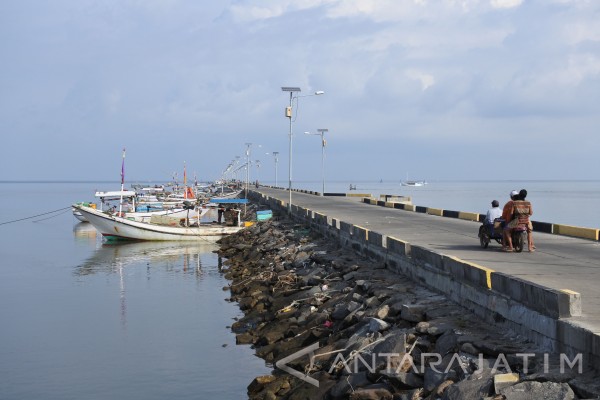 Pelabuhan Rakyat Panarukan via Antaranews, 1. Taman Nasional Baluran, 2. Pantai Pasir Putih Situbondo, 3. Pantai Bletok, 4. Pantai Lempuyang, 5. Pantai Tangsi, 6. Pantai Keperan, 7. Pantai Pathek, 8. Pantai Tampora Situbondo, 9. Pantai Balanan, 10. Pantai Banongan, 11. Pantai Bama, 12. Wisata Kampung Blekok, 13. Pantai sejile, 14. Pantai Firdaus Banongan, 15. Bekol Savana TN Baluran, 16. Air Terjun Setancak, 17. Air Terjun Talempong, 18. Alun – Alun Situbondo, 19. Rumah Residen Besuki, 20. Puncak Ringgit, 21. Pabrik Gula Olean, 22. Monumen 1000 Km Anyer Panarukan, 23. Arung Jeram Samir Situbondo, 24. Perkebunan Kopi Kayu Mas, 25. Padang Savana Situbondo, 26. Pelabuhan Rakyat Panarukan, 27. Taman Asembagus, 28. Kolam Renang Tirta Pandawa Situbondo, 29. Pelabuhan Jangkar Situbondo, 30. Waduk Curah Cottok Situbondo, 31. Gunung Argopura, 32. Kelenteng Poo Tong Biaw Situbondo, 33. Pantai Pasir Hitam Banongan, 34. Pantai Pandean, 35. Waduk Bajulmati, 36. Bukit Cappore, 37. Pantai Bilik Situbondo, 38. Puncak Rengganis Argopuro Situbondo, 39. Padang Rumput Sikasur