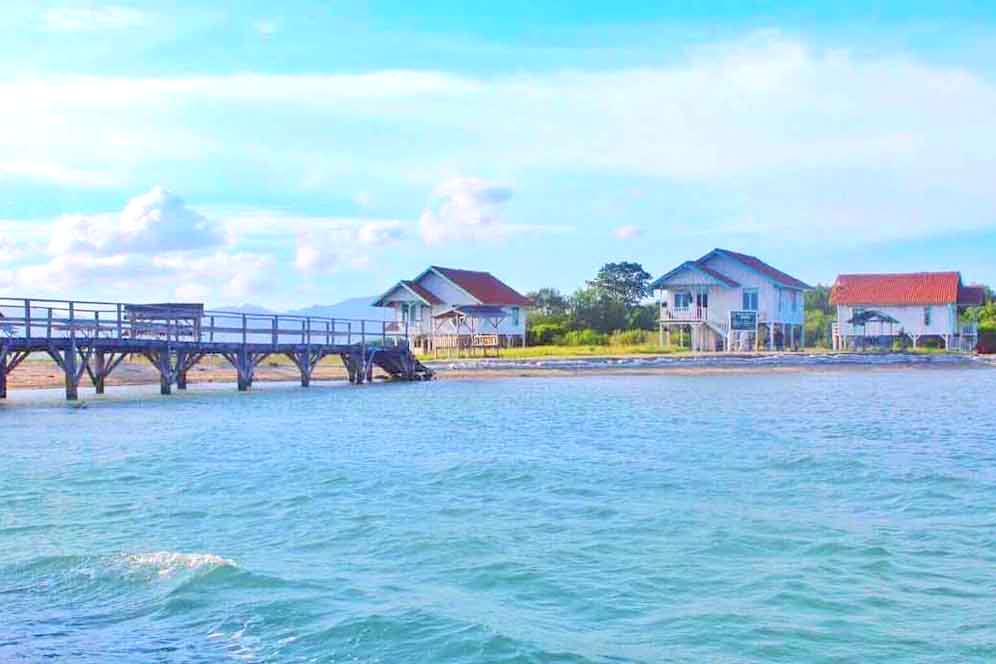 Pulau Lima via Penawisata, 1. Taman Wisata MBS, 2. Aqualand Serang, 3. Pantai Cibereum Anyer, 4. Pantai Marbella Anyer, 5. Pantai Sambolo, 6. Pantai Anyer, 7. Rumah Hutan Cilowong, 8. Pulau Lima, 9. Napak Tilas Kerajaan Islam di Serang Banten, 10. Pantai Marina Anyer, 11. Pantai Florida Indah Anyer, 12. Pantai Jambu, 13. Pantai Karang Bolong, 14. Pulau Tunda, 15. Curug Leuwibumi, 16. Situ Rawa Arum, 17. Pulau Sangiang, 18. Pantai Lontar, 19. Vihara Avalokitesvara, 20. Wisata Agro Bukit Waruwangi, 21. Pantai Labuan, 22. Danau Rowa Dano, 23. Cagar Alam Pulau Dua, 24. Danau Tasikardi, 25. Hutan Kayu Putih Kragilan, 26. Gunung Pinang, 27. Masjid Tanpa Kubah, Masjid Pecinan Tinggi, 28. Danau Kaolin Bekas Tambang Pasir Ciomas, 29. Arung Jeram Tubing Cikalumpang, 30. Pemandian Cirahab – Curug Goong, 31. Curug Cigumawang, 32. Curug Leuwi Tomo, 33. Benteng Speelwijk, 34. Alun-alun Barat Kota Serang Banten, 35. Pantai Gopek Karangantu, 36. Kerkhoff, 37. Situs Banten Girang, 38. Museum Negeri Banten, 39. Taman Rekreasi Wulandira, 40. Curug Cikotak, 41. Curug Sawer, 42. Masjid Agung Banten, 42. Pos Pengamatan Gunungapi Krakatau (Pasauran), 44. Goa Cilayang, 45. Curug Betung