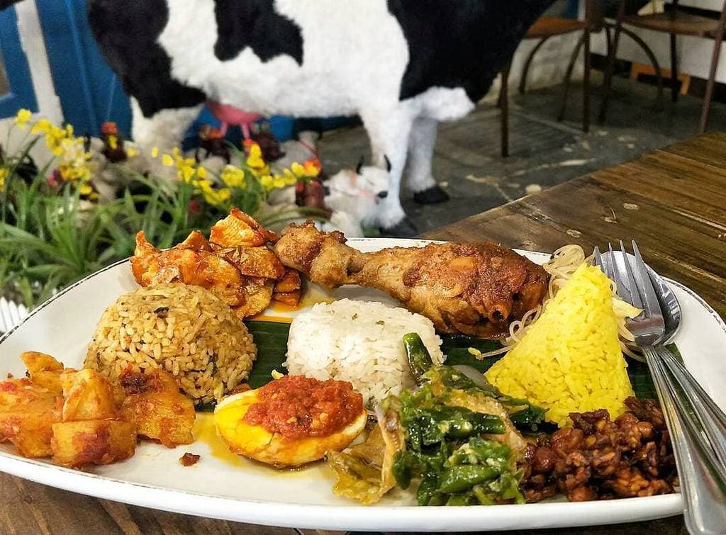 Resep Nenek Moyangku via @the.viral.cafe, 1. Garden Cafe 66, 2. Havana Kafe, 3. Lekker Urban Food House, 4. Coffee Cangkir Café (Tutup), 5. Desadesa Resto, 6. Ben’s Cafe, 7. Ismud Park (Tutup), 8. Soup Today, 9. Sam’s Bistro &amp; Lounge (Tutup), 10. Ichi Dough (Tutup), 11. The Traders Restaurant Cafe &amp; Bar, 12. Resep Nenek Moyangku (Tutup), 13. The Stage Cafe, 14. Merdeka Walk, 15. Sosmed Café, 16. Jalan Semarang, 17. Sowe Restaurant &amp; Lounge, 18. Kesawan Square, 19. The Edge Restaurant, 20. Kopi Ong (Tutup), 21. Coffee Box, 22. SOHO Capital, 23. Howey Pattisier, 24. Kafe Nongkrong (Tutup), 25. D’Raja Coffee, 26. Macehat Coffee, 27. Kafe Potret, 28. Makyung Cafe (Tutup), 29. Kongbox Cafe (Tutup), 30. The Kopi Sadis, 32. Champion Cafe