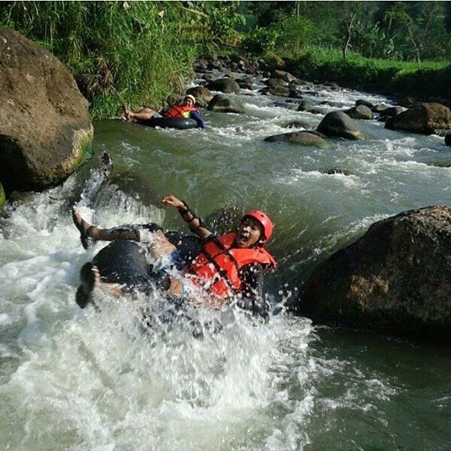 Rivertubing di Kali Lampir via IG, 1. Pantai Ujung Negoro Batang, 2. Pantai Celong, 3. Pantai Jodo Gringsing Batang, 4. Pantai Sigandu Batang – Safari Beach Jateng, 5. Kebun Teh Pagilaran Batang, 6. Curug Sijeglong, 7. Curug Agung Batang, 8. Curug Bidadari, 9. Curug Sodong, 10. Curug Genting Blado, 11. Rivertubing di Kali Lampir, 12. Telaga Dringo Batang, 13. Pemandian Air Panas Sangu Banyu, 14. Agrowisata Salak Sodong Batang, 15. Taman Budaya dan Rekreasi Kramat, 16. Batang Dolphin Center, 17. Ecopark Bandar, 18. Desa Wisata Pranten, 19. Goa Jepang (Tutup), 20. Tubing Pandansari Batang, 21. Pantai Pelabuhan Perikanan Batang, 22. Pantai Buntu – Pantai Jodo, 23. Batu Gamelan Batang, 24. Agrowisata Selopajang Timur, 25. Puncak Patran, 26. Wisata Alam Sikembang, 27. Curug Gombong, 28. Curug Botoh, 29. Curug Kanoman, 30. Green House Sri Tani Lestari – Taman Bunga Krisan, 31. Rumah Pohon Tombo (Tutup), 32. Curug Sipitung, 33. Curug Lojahan, 34. Pantai Sicepit – Pantai Segolok, 35. Jembatan Buntu Sengon, 36. Wana Wisata Polowono, 37. Pandang Sri Gunung, 38. Curug Sidangkrong, 39. Hutan Kota Rajawali Batang