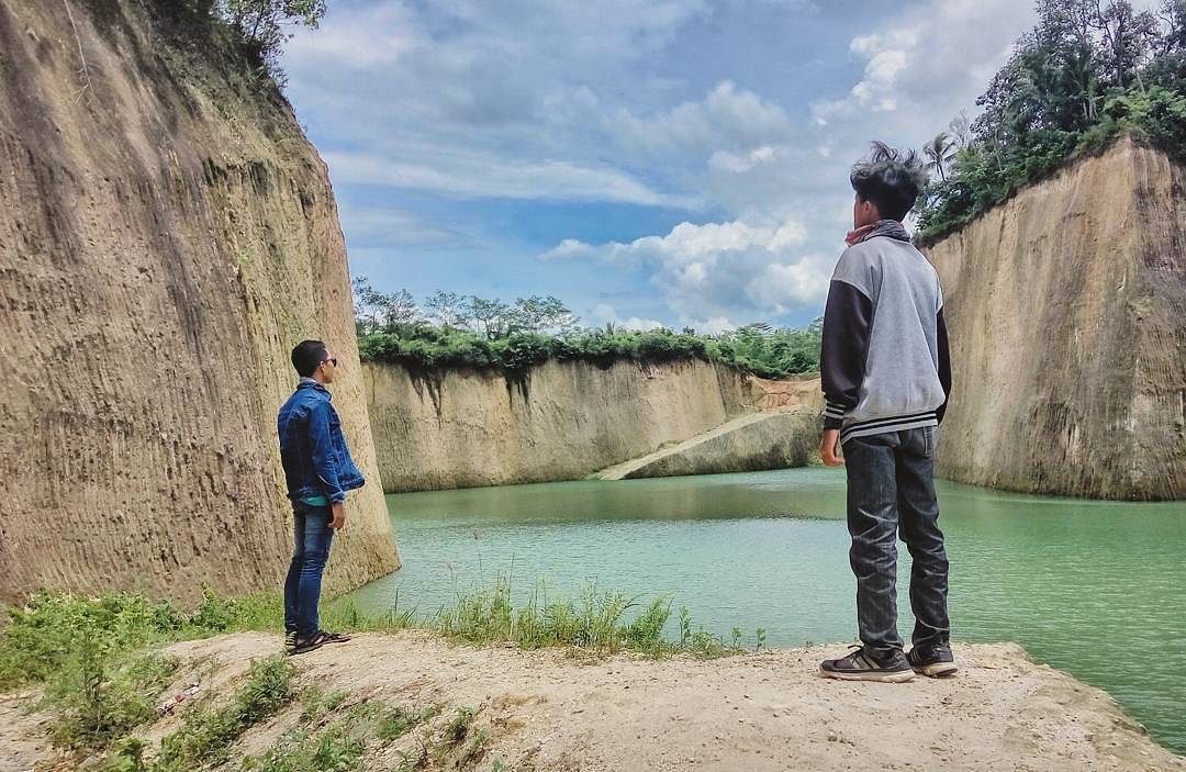 Tambang Pasir Ciomas via @rizkigraphy, 1. Taman Wisata MBS, 2. Aqualand Serang, 3. Pantai Cibereum Anyer, 4. Pantai Marbella Anyer, 5. Pantai Sambolo, 6. Pantai Anyer, 7. Rumah Hutan Cilowong, 8. Pulau Lima, 9. Napak Tilas Kerajaan Islam di Serang Banten, 10. Pantai Marina Anyer, 11. Pantai Florida Indah Anyer, 12. Pantai Jambu, 13. Pantai Karang Bolong, 14. Pulau Tunda, 15. Curug Leuwibumi, 16. Situ Rawa Arum, 17. Pulau Sangiang, 18. Pantai Lontar, 19. Vihara Avalokitesvara, 20. Wisata Agro Bukit Waruwangi, 21. Pantai Labuan, 22. Danau Rowa Dano, 23. Cagar Alam Pulau Dua, 24. Danau Tasikardi, 25. Hutan Kayu Putih Kragilan, 26. Gunung Pinang, 27. Masjid Tanpa Kubah, Masjid Pecinan Tinggi, 28. Danau Kaolin Bekas Tambang Pasir Ciomas, 29. Arung Jeram Tubing Cikalumpang, 30. Pemandian Cirahab – Curug Goong, 31. Curug Cigumawang, 32. Curug Leuwi Tomo, 33. Benteng Speelwijk, 34. Alun-alun Barat Kota Serang Banten, 35. Pantai Gopek Karangantu, 36. Kerkhoff, 37. Situs Banten Girang, 38. Museum Negeri Banten, 39. Taman Rekreasi Wulandira, 40. Curug Cikotak, 41. Curug Sawer, 42. Masjid Agung Banten, 42. Pos Pengamatan Gunungapi Krakatau (Pasauran), 44. Goa Cilayang, 45. Curug Betung