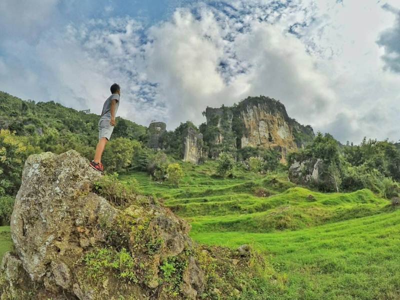 Tebing Waru Pamekasan via @fajrur_rohman, 1. Pantai Slopeng, 2. Pantai Camplong, 3. Makam Aer Mata, 4. Tirta Sumekar Indah, 5. Bukit Cinta, 6. Bukit Kapur Jaddih, 7. Jembatan Suramadu, 8. Pantai Batu Kerbuy, 9. Pantai Ponjuk Timur, 10. Air Terjun Toroan Madura, 11. Pantai Nepa Sampang, 12. Pantai Sambilangan, 13. Air Terjun Kokop, 14. Pantai Talang Siring, 15. Bukit Arosbaya, 16. Bukit Waru, 17. Gili Labak