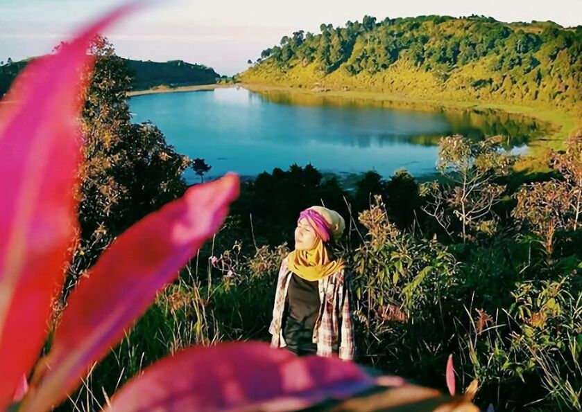 Telaga Sidringo Batang via @dausrii_lee, 1. Pantai Ujung Negoro Batang, 2. Pantai Celong, 3. Pantai Jodo Gringsing Batang, 4. Pantai Sigandu Batang – Safari Beach Jateng, 5. Kebun Teh Pagilaran Batang, 6. Curug Sijeglong, 7. Curug Agung Batang, 8. Curug Bidadari, 9. Curug Sodong, 10. Curug Genting Blado, 11. Rivertubing di Kali Lampir, 12. Telaga Dringo Batang, 13. Pemandian Air Panas Sangu Banyu, 14. Agrowisata Salak Sodong Batang, 15. Taman Budaya dan Rekreasi Kramat, 16. Batang Dolphin Center, 17. Ecopark Bandar, 18. Desa Wisata Pranten, 19. Goa Jepang (Tutup), 20. Tubing Pandansari Batang, 21. Pantai Pelabuhan Perikanan Batang, 22. Pantai Buntu – Pantai Jodo, 23. Batu Gamelan Batang, 24. Agrowisata Selopajang Timur, 25. Puncak Patran, 26. Wisata Alam Sikembang, 27. Curug Gombong, 28. Curug Botoh, 29. Curug Kanoman, 30. Green House Sri Tani Lestari – Taman Bunga Krisan, 31. Rumah Pohon Tombo (Tutup), 32. Curug Sipitung, 33. Curug Lojahan, 34. Pantai Sicepit – Pantai Segolok, 35. Jembatan Buntu Sengon, 36. Wana Wisata Polowono, 37. Pandang Sri Gunung, 38. Curug Sidangkrong, 39. Hutan Kota Rajawali Batang