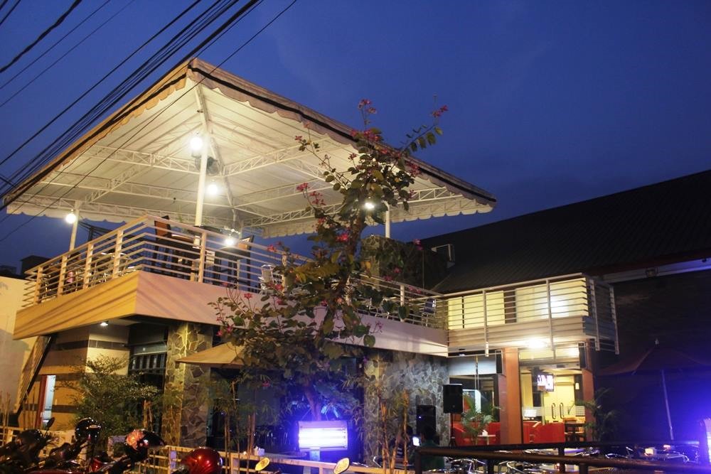 The Stage Cafe via Biartau-info, 1. Garden Cafe 66, 2. Havana Kafe, 3. Lekker Urban Food House, 4. Coffee Cangkir Café (Tutup), 5. Desadesa Resto, 6. Ben’s Cafe, 7. Ismud Park (Tutup), 8. Soup Today, 9. Sam’s Bistro &amp; Lounge (Tutup), 10. Ichi Dough (Tutup), 11. The Traders Restaurant Cafe &amp; Bar, 12. Resep Nenek Moyangku (Tutup), 13. The Stage Cafe, 14. Merdeka Walk, 15. Sosmed Café, 16. Jalan Semarang, 17. Sowe Restaurant &amp; Lounge, 18. Kesawan Square, 19. The Edge Restaurant, 20. Kopi Ong (Tutup), 21. Coffee Box, 22. SOHO Capital, 23. Howey Pattisier, 24. Kafe Nongkrong (Tutup), 25. D’Raja Coffee, 26. Macehat Coffee, 27. Kafe Potret, 28. Makyung Cafe (Tutup), 29. Kongbox Cafe (Tutup), 30. The Kopi Sadis, 32. Champion Cafe