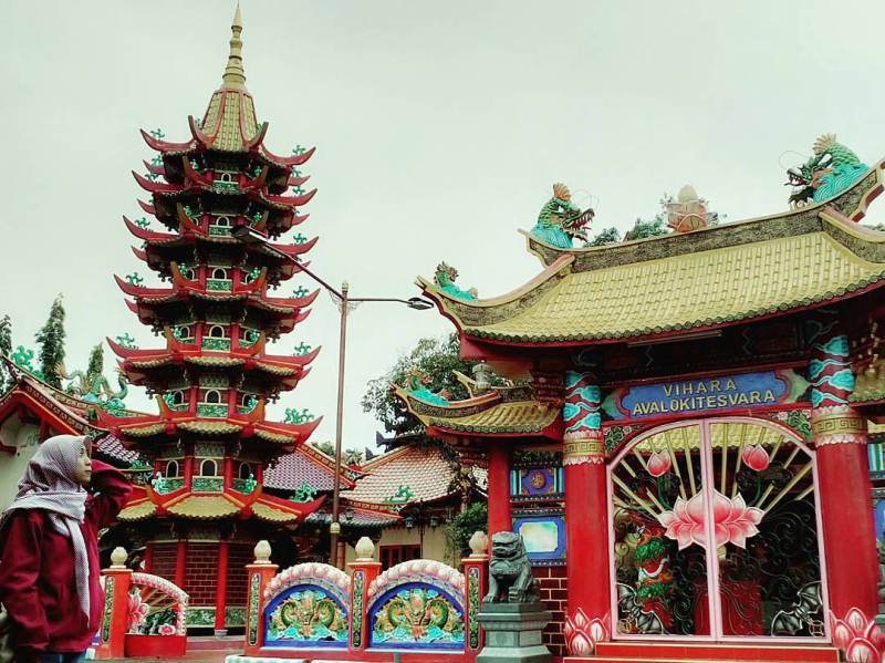 Vihara Avalokitesvara via @iikaputri, 1. Pantai Slopeng Madura, 2. Pantai Siring Kemuning, 3. Air Terjun Toroan , 4. Pantai Sambilangan , 5. Vihara Avalokitesvara, 6. Gili Labak Madura, 7. Pantai Lombang, 8. Wisata Taman Tectona, 9. Masjid Agung Sumenep, 10. Museum Keraton Sumenep, 11. Pantai Rongkang, 12. Boekit Tinggi Daramista, 13. Kepulauan Kangean , 14. Hutan Bawah Laut kep Kangean, 15. Mercusuar Bangkalan, 16. Jembatan Suramadu, 17. Wisata Budaya Karapan Sapi, 18. Wisata Bukit Jaddhih, 19. Pantai Rindu, 20. Gua Blaban, 21. Api Tak Kunjung Padam, 22. Wisata Bukit Kehi, 23. Pantai Jumiang, 24. Monumen Sampang, 25. Tirta Sumekar Indah , 26. Pantai Camplong, 27. Pantai Batu Kerbuy, 28. Pantai Ponjuk Timur Talango, 29. Bukit Geger Bangkalan, 30. Bukit Pelalangan Arosbaya, 31. Air Terjun Batu Raja Manitan, 32. Bukit Cinta Pamekasan, 33. Puncak Ratu Pamekasan, 34. Bukit Lampion Beramah, 35. Wisata Alam Bukit Brukoh, 36. Pantai Nepa, 37. Wisata Kota Tua Kalianget, 38. Air terjun Kokop, 39. Sentra Batik Madura
