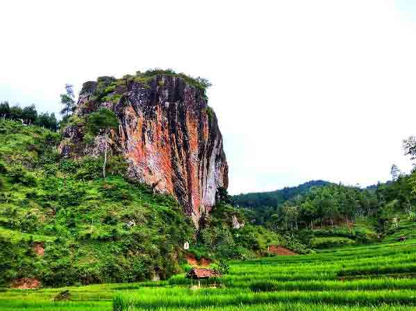 Watu Semaur yang Melegenda via @masgaguk, 1. Gunung Beruk, 2. Watu Semaur, 3. Coban Lawe, 4. Goa Lowo Ponorogo, 5. Hutan Pinus Nongko Ijo, 6. Bukit Batu Kapur, 7. Puncak Slurup, 8. Telaga Ngabel