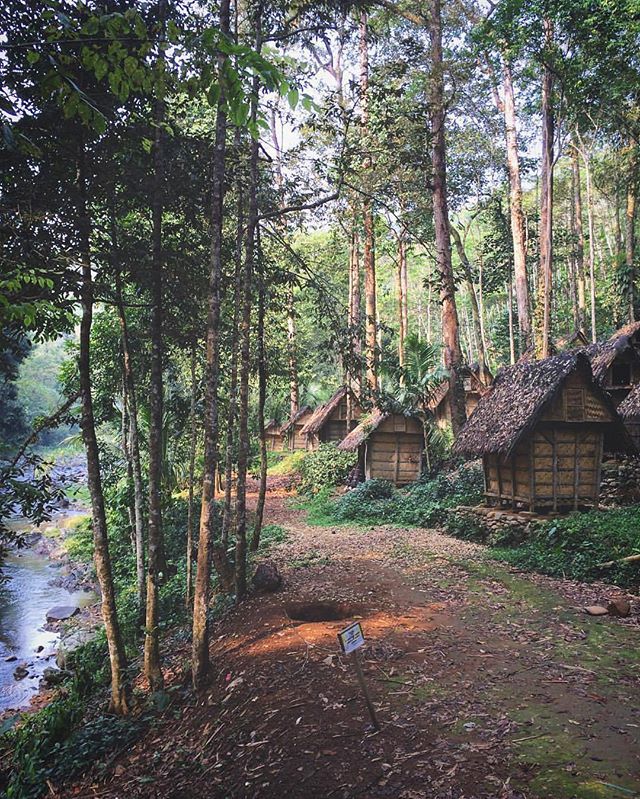Wisata Kampung Baduy via IG, 1. Pantai Karang Bokor, 2. Pantai Pasir Putih Sawarna, 3. Curug Ciporolak, 4. Curug Cihear, 5. Curuh Kanteh, 6. Agrowisata Kebun Teh Cikuya, 7. Curug Kumpay, 8. Curug Cibangkit, 9. Curug Sipayung, 10. Situ Palayangan, 11. Pantai Talanca, 12. Wisata Seni Batik Khas Lebak, 13. Situs Cibedug, 14. Wisata Air Panas Senanghati, 15. Pantai Suka Hujan, 16. Pantai Cihara, 17. Pantai Goa Langir Sawarna, 18. Gua Seribu Candi, 19. Wisata Tapak Kaki Raksasa si Kabayan, 20. Wisata Air Panas Cipanas, 21. Wisata Kampung Baduy, 22. Pantai Karang Malang, 23. Objek Wisata Samaun’s Hill Park, 24. Pantai Ciantir, 25. Pantai Bagedur, 26. Pantai Tanjung Layar, 27. Curug Munding, 28. Situ Cicinta, 29. Curug Sata, 30. Wisata Arung Jeram Sungai Ciberang, 31. Curug Cimayang, 32. Gua Maria Bukit Kanada, 33. Alun – alun Rangkasbitung, 34. Museum Multatuli Lebak, 35. Pantai Karang Songsong
