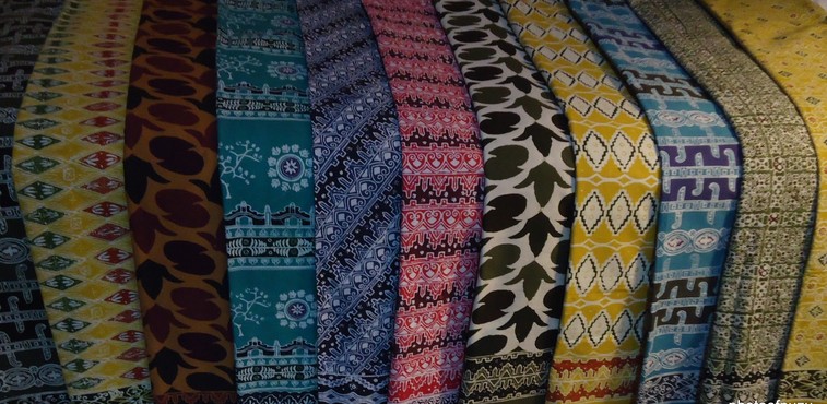 Wisata Seni Batik Khas Lebak, 1. Pantai Karang Bokor, 2. Pantai Pasir Putih Sawarna, 3. Curug Ciporolak, 4. Curug Cihear, 5. Curuh Kanteh, 6. Agrowisata Kebun Teh Cikuya, 7. Curug Kumpay, 8. Curug Cibangkit, 9. Curug Sipayung, 10. Situ Palayangan, 11. Pantai Talanca, 12. Wisata Seni Batik Khas Lebak, 13. Situs Cibedug, 14. Wisata Air Panas Senanghati, 15. Pantai Suka Hujan, 16. Pantai Cihara, 17. Pantai Goa Langir Sawarna, 18. Gua Seribu Candi, 19. Wisata Tapak Kaki Raksasa si Kabayan, 20. Wisata Air Panas Cipanas, 21. Wisata Kampung Baduy, 22. Pantai Karang Malang, 23. Objek Wisata Samaun’s Hill Park, 24. Pantai Ciantir, 25. Pantai Bagedur, 26. Pantai Tanjung Layar, 27. Curug Munding, 28. Situ Cicinta, 29. Curug Sata, 30. Wisata Arung Jeram Sungai Ciberang, 31. Curug Cimayang, 32. Gua Maria Bukit Kanada, 33. Alun – alun Rangkasbitung, 34. Museum Multatuli Lebak, 35. Pantai Karang Songsong