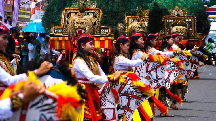 Wisata Reog Desa Carat Sumoroto via Hipwee