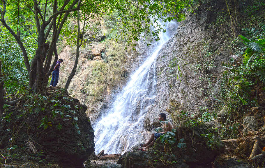 Air Terjun Gulingan via Beritasatu, 1. Waduk Kedung Ombo, 2. Waduk Klambu, 3. Waduk Cindelaras, 4. Waduk Nglangon, 5. Objek Wisata Bledug Kuwu Grobogan, 6. Goa Macan dan Goa Lowo, 7. Goa Urang Grobogan, 8. Wisata Api Abadi Mrapen, 9. Air Terjun Gulingan, 10. Air Terjun Widuri, 11. Objek Wisata Jati Pohon Indah, 12. Objek Wisata Lumpur Kesongo, 13. White Canyon, 14. Kalibiru Grobogan, 15. Kedung Kempul, 16. Sendang Coyo Grobogan, 17. Tugu Lasi, 18. Danau Resto Purwodadi, 19. Kolam Renang Ayodya, 20. Desa Wisata Banjarejo, 21. Bendungan Klambu, 22. Waduk Gambringan, 23. Masjid K.H. Burham, 24. Cindelaras, 25. Taman Remaja Pungkruk, 26. Agrowisata Kebun Blimbing Grobogan, 27. Makam Ki Ageng Selo, 28. Waterboom Mulia Klambu, 29. Waterpark ‘n Snow Gubug, 30. Master Park Purwodadi – Aircraft and Air Travel Master Park, 31. Arung Jeram Grobogan, 32. Wisata Tengah Sawah (WTS), 33. Grojogan Jati Anom, 34. Waduk Butak, 35. Bendungan Glapan Munir, 36. Waduk Sidorejo, 37. Bendungan Dumpil, 38. Wisata Air Terjun Taruman, 39. Sendang Keongan, 40. Grojogan Kinasih, 41. Air Terjun Nganyongan, 42. Puncak Pelangi Gunung Ulo, 43. Menara Simpang Lima, 44. Air Terjun Watu Ondo, 45. Air Terjun Bengkat, 46. Kedung Tlawah, 47. Grojogan Ngrandu