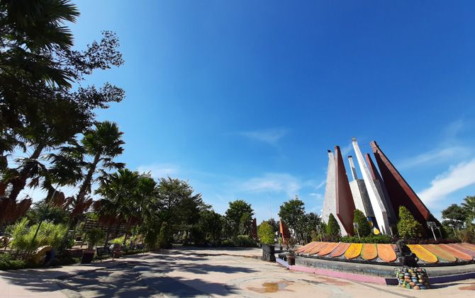 Alun-Alun Mojokerto, 1. Wisata Sawah Sumber Gempong, 2. Bernah De Vallei, 3. Waterland Mojokerto, 4. Candi Bajang Ratu, 5. Candi Brahu, 6. Candi Tikus, 7. Candi Wringin Lawang, 8. Kolam Segaran, 9. Museum Trowulan, 10. Mahavihara Majapahit, 11. Patung Buddha Tidur, 12. Pendopo Agung Trowulan, 13. Air Terjun Coban Canggu, 14. Air Terjun Dlundung Mojokerto, 15. Pacet Mini Park Mojokerto, 16. Joglo Park Mojokerto, 17. Candi Jolotundo, 18. Klurak Eco Park, 19. Puncak Bayangan Gunung Penanggungan, 20. Pemandian Air Panas Padusan, 21. Air Terjun Grenjengan, 22. Api Abadi Mojokerto, 23. Bukit Watu Jengger, 24. Claket Adventure Park, 25. Air Terjun 7 Bidadari, 26. Pacet Hill, 27. Air Terjun Duyung Trawas Hill, 28. Fresh Green Trawas, 29. PPLH Seloliman Trawas, 30. Obech Rafting Pacet, 31. Sumber Wuluh, 32. Air Terjun Watu Ondo, 33. Alun-alun Mojokerto, 34. Wisata Desa BMJ Mojopahit, 35. Wisata Bukit Kayoe putih, 36. Taman Semeru, 37. Ranu Manduro, 38. Wisata Waduk Tanjungan, 39. Taman Kehati, 40. Reco Banteng Hayam Wuruk, 41. Benteng Taman, 42. Air Terjun Watu Gedhek, 43. Coban Talun, 44. Wisata Sumber Dhuwur Sidorejo, 45. Rainbow Garden Poetoek Soeko, 46. MOLAGAR, 47. WET SENDI 2, 48. Situs Siti Inggil, 49. Balai Pelestarian Cagar Budaya, 50. Wanawisata Dlundung, 51. Candi Kesiman, 52. Candi Bangkal, 53. Museum Sanggar Gubug Wayang, 54. Air Terjun Surodadu, 55. Petik Strawberry Padusan, 56. Gua gembyang, 57. Candi Jedong, 58. Air Terjun Watu Lumpang, 59. Situs Reco Lanang, 60. Pemandian Ubalan, 61. Makam Troloyo
