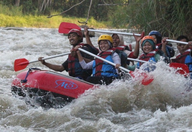 Arung Jeram Grobogan Foto Oleh Abdul Rozak, 1. Waduk Kedung Ombo, 2. Waduk Klambu, 3. Waduk Cindelaras, 4. Waduk Nglangon, 5. Objek Wisata Bledug Kuwu Grobogan, 6. Goa Macan dan Goa Lowo, 7. Goa Urang Grobogan, 8. Wisata Api Abadi Mrapen, 9. Air Terjun Gulingan, 10. Air Terjun Widuri, 11. Objek Wisata Jati Pohon Indah, 12. Objek Wisata Lumpur Kesongo, 13. White Canyon, 14. Kalibiru Grobogan, 15. Kedung Kempul, 16. Sendang Coyo Grobogan, 17. Tugu Lasi, 18. Danau Resto Purwodadi, 19. Kolam Renang Ayodya, 20. Desa Wisata Banjarejo, 21. Bendungan Klambu, 22. Waduk Gambringan, 23. Masjid K.H. Burham, 24. Cindelaras, 25. Taman Remaja Pungkruk, 26. Agrowisata Kebun Blimbing Grobogan, 27. Makam Ki Ageng Selo, 28. Waterboom Mulia Klambu, 29. Waterpark ‘n Snow Gubug, 30. Master Park Purwodadi – Aircraft and Air Travel Master Park, 31. Arung Jeram Grobogan, 32. Wisata Tengah Sawah (WTS), 33. Grojogan Jati Anom, 34. Waduk Butak, 35. Bendungan Glapan Munir, 36. Waduk Sidorejo, 37. Bendungan Dumpil, 38. Wisata Air Terjun Taruman, 39. Sendang Keongan, 40. Grojogan Kinasih, 41. Air Terjun Nganyongan, 42. Puncak Pelangi Gunung Ulo, 43. Menara Simpang Lima, 44. Air Terjun Watu Ondo, 45. Air Terjun Bengkat, 46. Kedung Tlawah, 47. Grojogan Ngrandu