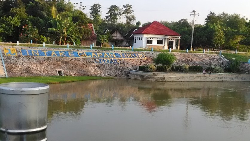 Bendungan Glapan Munir via Infocilangkap, 1. Waduk Kedung Ombo, 2. Waduk Klambu, 3. Waduk Cindelaras, 4. Waduk Nglangon, 5. Objek Wisata Bledug Kuwu Grobogan, 6. Goa Macan dan Goa Lowo, 7. Goa Urang Grobogan, 8. Wisata Api Abadi Mrapen, 9. Air Terjun Gulingan, 10. Air Terjun Widuri, 11. Objek Wisata Jati Pohon Indah, 12. Objek Wisata Lumpur Kesongo, 13. White Canyon, 14. Kalibiru Grobogan, 15. Kedung Kempul, 16. Sendang Coyo Grobogan, 17. Tugu Lasi, 18. Danau Resto Purwodadi, 19. Kolam Renang Ayodya, 20. Desa Wisata Banjarejo, 21. Bendungan Klambu, 22. Waduk Gambringan, 23. Masjid K.H. Burham, 24. Cindelaras, 25. Taman Remaja Pungkruk, 26. Agrowisata Kebun Blimbing Grobogan, 27. Makam Ki Ageng Selo, 28. Waterboom Mulia Klambu, 29. Waterpark ‘n Snow Gubug, 30. Master Park Purwodadi – Aircraft and Air Travel Master Park, 31. Arung Jeram Grobogan, 32. Wisata Tengah Sawah (WTS), 33. Grojogan Jati Anom, 34. Waduk Butak, 35. Bendungan Glapan Munir, 36. Waduk Sidorejo, 37. Bendungan Dumpil, 38. Wisata Air Terjun Taruman, 39. Sendang Keongan, 40. Grojogan Kinasih, 41. Air Terjun Nganyongan, 42. Puncak Pelangi Gunung Ulo, 43. Menara Simpang Lima, 44. Air Terjun Watu Ondo, 45. Air Terjun Bengkat, 46. Kedung Tlawah, 47. Grojogan Ngrandu