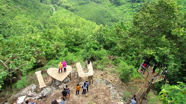 Bukit Pandang Duren Sawit via Tribunwisata, 1. Pantai Banyutowo, 2. Hutan Mangrove Pantai Sambilawang Pati, 3. Alun-alun Simpang Lima Pati, 4. Pulau Seprapat, 5. Waduk Gunung Rowo Pati, 6. Waduk Seloromo, 7. Pati Night Carnival, 8. Juwana Water Fantasy, 9. Klating Pucakwangi, 10. Kebun Kopi Jolong, 11. Situs Bersejarah Candi Kayen, 12. Goa Wareh, 13. Sendang Sani Pati, 14. Air Terjun Grenjengan Jolong, 15. Air Terjun Tadah Hujan Pati, 16. Makam Syekh Mutamakkin, 17. Makam Syekh Jangkung Saridin, 18. Wisata Industri PT. Dua Kelinci, 19. Desa Wisata Pemancingan Talun, 20. Pintu Gerbang Majapahit, 21. Petilasan Kadipaten Pati Genuk Kemiri, 22. Goa Pancur, 23. Lorodan Semar, 24. Kran Air Raksasa Melayang, 25. Vihara Gunung Wungkul, 26. Bumi Perkemahan Regaloh, 27. Air Terjun Selonatah, 28. Air Terjun Tretes Tlogowungu, 29. Haul Sunan Prawoto, 30. Hutan Kota Kalidoro, 31. Air Terjun Grenjengan Sewu, 32. Bukit Pandang Duren Sawit, 33. Hutan Pinus Pangonan, 34. Sego Gandul, 35. Sego Tewel Tambak Romo