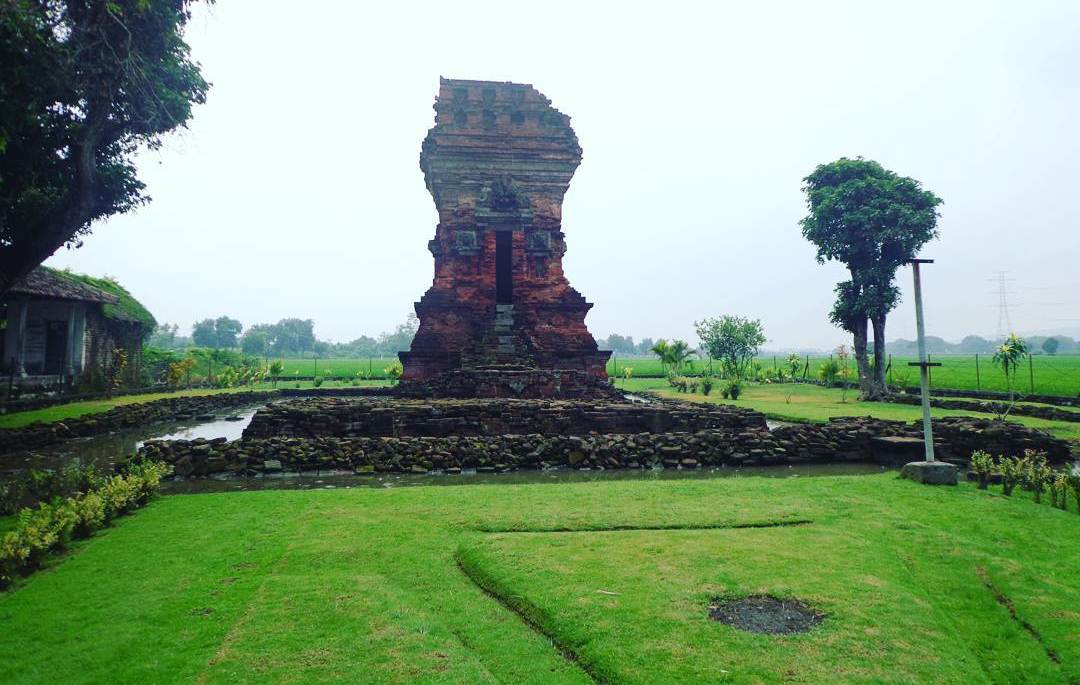 Candi Bangkal via @hadzrat_zulfikar, 1. Wisata Sawah Sumber Gempong, 2. Bernah De Vallei, 3. Waterland Mojokerto, 4. Candi Bajang Ratu, 5. Candi Brahu, 6. Candi Tikus, 7. Candi Wringin Lawang, 8. Kolam Segaran, 9. Museum Trowulan, 10. Mahavihara Majapahit, 11. Patung Buddha Tidur, 12. Pendopo Agung Trowulan, 13. Air Terjun Coban Canggu, 14. Air Terjun Dlundung Mojokerto, 15. Pacet Mini Park Mojokerto, 16. Joglo Park Mojokerto, 17. Candi Jolotundo, 18. Klurak Eco Park, 19. Puncak Bayangan Gunung Penanggungan, 20. Pemandian Air Panas Padusan, 21. Air Terjun Grenjengan, 22. Api Abadi Mojokerto, 23. Bukit Watu Jengger, 24. Claket Adventure Park, 25. Air Terjun 7 Bidadari, 26. Pacet Hill, 27. Air Terjun Duyung Trawas Hill, 28. Fresh Green Trawas, 29. PPLH Seloliman Trawas, 30. Obech Rafting Pacet, 31. Sumber Wuluh, 32. Air Terjun Watu Ondo, 33. Alun-alun Mojokerto, 34. Wisata Desa BMJ Mojopahit, 35. Wisata Bukit Kayoe putih, 36. Taman Semeru, 37. Ranu Manduro, 38. Wisata Waduk Tanjungan, 39. Taman Kehati, 40. Reco Banteng Hayam Wuruk, 41. Benteng Taman, 42. Air Terjun Watu Gedhek, 43. Coban Talun, 44. Wisata Sumber Dhuwur Sidorejo, 45. Rainbow Garden Poetoek Soeko, 46. MOLAGAR, 47. WET SENDI 2, 48. Situs Siti Inggil, 49. Balai Pelestarian Cagar Budaya, 50. Wanawisata Dlundung, 51. Candi Kesiman, 52. Candi Bangkal, 53. Museum Sanggar Gubug Wayang, 54. Air Terjun Surodadu, 55. Petik Strawberry Padusan, 56. Gua gembyang, 57. Candi Jedong, 58. Air Terjun Watu Lumpang, 59. Situs Reco Lanang, 60. Pemandian Ubalan, 61. Makam Troloyo