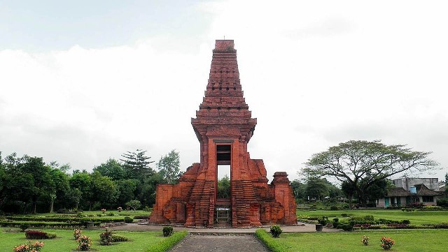 Candi Bajang Ratu via Tamanwisataku, 1. Wisata Sawah Sumber Gempong, 2. Bernah De Vallei, 3. Waterland Mojokerto, 4. Candi Bajang Ratu, 5. Candi Brahu, 6. Candi Tikus, 7. Candi Wringin Lawang, 8. Kolam Segaran, 9. Museum Trowulan, 10. Mahavihara Majapahit, 11. Patung Buddha Tidur, 12. Pendopo Agung Trowulan, 13. Air Terjun Coban Canggu, 14. Air Terjun Dlundung Mojokerto, 15. Pacet Mini Park Mojokerto, 16. Joglo Park Mojokerto, 17. Candi Jolotundo, 18. Klurak Eco Park, 19. Puncak Bayangan Gunung Penanggungan, 20. Pemandian Air Panas Padusan, 21. Air Terjun Grenjengan, 22. Api Abadi Mojokerto, 23. Bukit Watu Jengger, 24. Claket Adventure Park, 25. Air Terjun 7 Bidadari, 26. Pacet Hill, 27. Air Terjun Duyung Trawas Hill, 28. Fresh Green Trawas, 29. PPLH Seloliman Trawas, 30. Obech Rafting Pacet, 31. Sumber Wuluh, 32. Air Terjun Watu Ondo, 33. Alun-alun Mojokerto, 34. Wisata Desa BMJ Mojopahit, 35. Wisata Bukit Kayoe putih, 36. Taman Semeru, 37. Ranu Manduro, 38. Wisata Waduk Tanjungan, 39. Taman Kehati, 40. Reco Banteng Hayam Wuruk, 41. Benteng Taman, 42. Air Terjun Watu Gedhek, 43. Coban Talun, 44. Wisata Sumber Dhuwur Sidorejo, 45. Rainbow Garden Poetoek Soeko, 46. MOLAGAR, 47. WET SENDI 2, 48. Situs Siti Inggil, 49. Balai Pelestarian Cagar Budaya, 50. Wanawisata Dlundung, 51. Candi Kesiman, 52. Candi Bangkal, 53. Museum Sanggar Gubug Wayang, 54. Air Terjun Surodadu, 55. Petik Strawberry Padusan, 56. Gua gembyang, 57. Candi Jedong, 58. Air Terjun Watu Lumpang, 59. Situs Reco Lanang, 60. Pemandian Ubalan, 61. Makam Troloyo