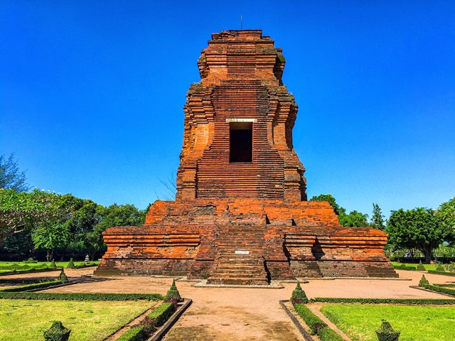 Candi Brahu via Jalanwisata, 1. Wisata Sawah Sumber Gempong, 2. Bernah De Vallei, 3. Waterland Mojokerto, 4. Candi Bajang Ratu, 5. Candi Brahu, 6. Candi Tikus, 7. Candi Wringin Lawang, 8. Kolam Segaran, 9. Museum Trowulan, 10. Mahavihara Majapahit, 11. Patung Buddha Tidur, 12. Pendopo Agung Trowulan, 13. Air Terjun Coban Canggu, 14. Air Terjun Dlundung Mojokerto, 15. Pacet Mini Park Mojokerto, 16. Joglo Park Mojokerto, 17. Candi Jolotundo, 18. Klurak Eco Park, 19. Puncak Bayangan Gunung Penanggungan, 20. Pemandian Air Panas Padusan, 21. Air Terjun Grenjengan, 22. Api Abadi Mojokerto, 23. Bukit Watu Jengger, 24. Claket Adventure Park, 25. Air Terjun 7 Bidadari, 26. Pacet Hill, 27. Air Terjun Duyung Trawas Hill, 28. Fresh Green Trawas, 29. PPLH Seloliman Trawas, 30. Obech Rafting Pacet, 31. Sumber Wuluh, 32. Air Terjun Watu Ondo, 33. Alun-alun Mojokerto, 34. Wisata Desa BMJ Mojopahit, 35. Wisata Bukit Kayoe putih, 36. Taman Semeru, 37. Ranu Manduro, 38. Wisata Waduk Tanjungan, 39. Taman Kehati, 40. Reco Banteng Hayam Wuruk, 41. Benteng Taman, 42. Air Terjun Watu Gedhek, 43. Coban Talun, 44. Wisata Sumber Dhuwur Sidorejo, 45. Rainbow Garden Poetoek Soeko, 46. MOLAGAR, 47. WET SENDI 2, 48. Situs Siti Inggil, 49. Balai Pelestarian Cagar Budaya, 50. Wanawisata Dlundung, 51. Candi Kesiman, 52. Candi Bangkal, 53. Museum Sanggar Gubug Wayang, 54. Air Terjun Surodadu, 55. Petik Strawberry Padusan, 56. Gua gembyang, 57. Candi Jedong, 58. Air Terjun Watu Lumpang, 59. Situs Reco Lanang, 60. Pemandian Ubalan, 61. Makam Troloyo