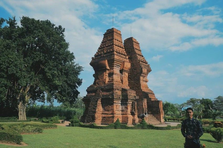 Candi Wringin Lawang via @mahendra.rs, 1. Wisata Sawah Sumber Gempong, 2. Bernah De Vallei, 3. Waterland Mojokerto, 4. Candi Bajang Ratu, 5. Candi Brahu, 6. Candi Tikus, 7. Candi Wringin Lawang, 8. Kolam Segaran, 9. Museum Trowulan, 10. Mahavihara Majapahit, 11. Patung Buddha Tidur, 12. Pendopo Agung Trowulan, 13. Air Terjun Coban Canggu, 14. Air Terjun Dlundung Mojokerto, 15. Pacet Mini Park Mojokerto, 16. Joglo Park Mojokerto, 17. Candi Jolotundo, 18. Klurak Eco Park, 19. Puncak Bayangan Gunung Penanggungan, 20. Pemandian Air Panas Padusan, 21. Air Terjun Grenjengan, 22. Api Abadi Mojokerto, 23. Bukit Watu Jengger, 24. Claket Adventure Park, 25. Air Terjun 7 Bidadari, 26. Pacet Hill, 27. Air Terjun Duyung Trawas Hill, 28. Fresh Green Trawas, 29. PPLH Seloliman Trawas, 30. Obech Rafting Pacet, 31. Sumber Wuluh, 32. Air Terjun Watu Ondo, 33. Alun-alun Mojokerto, 34. Wisata Desa BMJ Mojopahit, 35. Wisata Bukit Kayoe putih, 36. Taman Semeru, 37. Ranu Manduro, 38. Wisata Waduk Tanjungan, 39. Taman Kehati, 40. Reco Banteng Hayam Wuruk, 41. Benteng Taman, 42. Air Terjun Watu Gedhek, 43. Coban Talun, 44. Wisata Sumber Dhuwur Sidorejo, 45. Rainbow Garden Poetoek Soeko, 46. MOLAGAR, 47. WET SENDI 2, 48. Situs Siti Inggil, 49. Balai Pelestarian Cagar Budaya, 50. Wanawisata Dlundung, 51. Candi Kesiman, 52. Candi Bangkal, 53. Museum Sanggar Gubug Wayang, 54. Air Terjun Surodadu, 55. Petik Strawberry Padusan, 56. Gua gembyang, 57. Candi Jedong, 58. Air Terjun Watu Lumpang, 59. Situs Reco Lanang, 60. Pemandian Ubalan, 61. Makam Troloyo