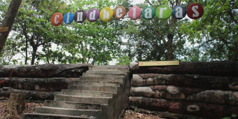 Cindelaras via Kompas, 1. Waduk Kedung Ombo, 2. Waduk Klambu, 3. Waduk Cindelaras, 4. Waduk Nglangon, 5. Objek Wisata Bledug Kuwu Grobogan, 6. Goa Macan dan Goa Lowo, 7. Goa Urang Grobogan, 8. Wisata Api Abadi Mrapen, 9. Air Terjun Gulingan, 10. Air Terjun Widuri, 11. Objek Wisata Jati Pohon Indah, 12. Objek Wisata Lumpur Kesongo, 13. White Canyon, 14. Kalibiru Grobogan, 15. Kedung Kempul, 16. Sendang Coyo Grobogan, 17. Tugu Lasi, 18. Danau Resto Purwodadi, 19. Kolam Renang Ayodya, 20. Desa Wisata Banjarejo, 21. Bendungan Klambu, 22. Waduk Gambringan, 23. Masjid K.H. Burham, 24. Cindelaras, 25. Taman Remaja Pungkruk, 26. Agrowisata Kebun Blimbing Grobogan, 27. Makam Ki Ageng Selo, 28. Waterboom Mulia Klambu, 29. Waterpark ‘n Snow Gubug, 30. Master Park Purwodadi – Aircraft and Air Travel Master Park, 31. Arung Jeram Grobogan, 32. Wisata Tengah Sawah (WTS), 33. Grojogan Jati Anom, 34. Waduk Butak, 35. Bendungan Glapan Munir, 36. Waduk Sidorejo, 37. Bendungan Dumpil, 38. Wisata Air Terjun Taruman, 39. Sendang Keongan, 40. Grojogan Kinasih, 41. Air Terjun Nganyongan, 42. Puncak Pelangi Gunung Ulo, 43. Menara Simpang Lima, 44. Air Terjun Watu Ondo, 45. Air Terjun Bengkat, 46. Kedung Tlawah, 47. Grojogan Ngrandu