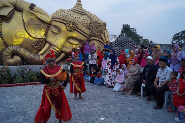 Desa Wisata Banjarejo via Grobogan, 1. Waduk Kedung Ombo, 2. Waduk Klambu, 3. Waduk Cindelaras, 4. Waduk Nglangon, 5. Objek Wisata Bledug Kuwu Grobogan, 6. Goa Macan dan Goa Lowo, 7. Goa Urang Grobogan, 8. Wisata Api Abadi Mrapen, 9. Air Terjun Gulingan, 10. Air Terjun Widuri, 11. Objek Wisata Jati Pohon Indah, 12. Objek Wisata Lumpur Kesongo, 13. White Canyon, 14. Kalibiru Grobogan, 15. Kedung Kempul, 16. Sendang Coyo Grobogan, 17. Tugu Lasi, 18. Danau Resto Purwodadi, 19. Kolam Renang Ayodya, 20. Desa Wisata Banjarejo, 21. Bendungan Klambu, 22. Waduk Gambringan, 23. Masjid K.H. Burham, 24. Cindelaras, 25. Taman Remaja Pungkruk, 26. Agrowisata Kebun Blimbing Grobogan, 27. Makam Ki Ageng Selo, 28. Waterboom Mulia Klambu, 29. Waterpark ‘n Snow Gubug, 30. Master Park Purwodadi – Aircraft and Air Travel Master Park, 31. Arung Jeram Grobogan, 32. Wisata Tengah Sawah (WTS), 33. Grojogan Jati Anom, 34. Waduk Butak, 35. Bendungan Glapan Munir, 36. Waduk Sidorejo, 37. Bendungan Dumpil, 38. Wisata Air Terjun Taruman, 39. Sendang Keongan, 40. Grojogan Kinasih, 41. Air Terjun Nganyongan, 42. Puncak Pelangi Gunung Ulo, 43. Menara Simpang Lima, 44. Air Terjun Watu Ondo, 45. Air Terjun Bengkat, 46. Kedung Tlawah, 47. Grojogan Ngrandu