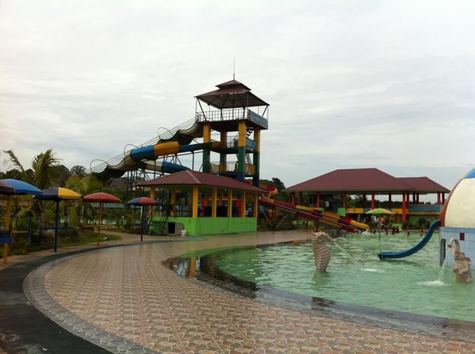 Green Dim Park via Datawisata, 1. Kolam Renang Istiqlal, 2. Bimo Utomo Waterpark, 3. Green Dim Park, 4. Kolam Renang Nabontar, 5. Kolam Renang Bumi Asri, 6. Kolam Renang Tamora Indah Waterpark, 7. Kolam Renang Wonders Waterworld, 8. Kolam Renang Graha Metropolitan, 9. Kolam Renang Hairos Waterpark, 10. Kolam Renang Cemara Asri, 11. Kolam Renang Citra Garden Waterpark, 12. Kolam Renang Bahagia Medan, 13. Infinity Swimming Pool Adi Mulia Hotel, 14. Kolam Renang Hotel Danau Toba International, 15. Kolam Renang Tirta Marelan (Tutup), 16. Kolam Renang Pantai Cermin Waterpark, 17. Kolam Renang Seksama Indah