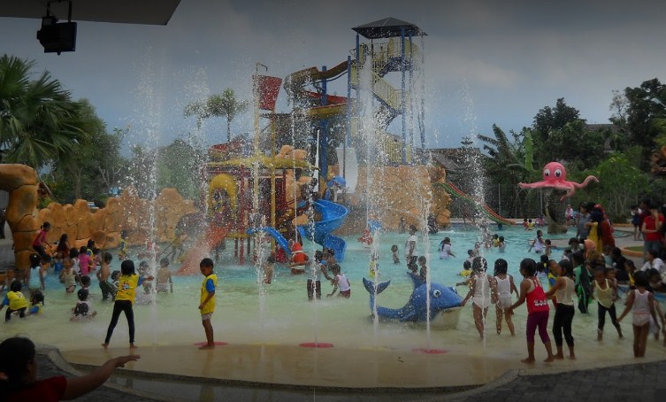 Kolam Renang Ayodya, 1. Waduk Kedung Ombo, 2. Waduk Klambu, 3. Waduk Cindelaras, 4. Waduk Nglangon, 5. Objek Wisata Bledug Kuwu Grobogan, 6. Goa Macan dan Goa Lowo, 7. Goa Urang Grobogan, 8. Wisata Api Abadi Mrapen, 9. Air Terjun Gulingan, 10. Air Terjun Widuri, 11. Objek Wisata Jati Pohon Indah, 12. Objek Wisata Lumpur Kesongo, 13. White Canyon, 14. Kalibiru Grobogan, 15. Kedung Kempul, 16. Sendang Coyo Grobogan, 17. Tugu Lasi, 18. Danau Resto Purwodadi, 19. Kolam Renang Ayodya, 20. Desa Wisata Banjarejo, 21. Bendungan Klambu, 22. Waduk Gambringan, 23. Masjid K.H. Burham, 24. Cindelaras, 25. Taman Remaja Pungkruk, 26. Agrowisata Kebun Blimbing Grobogan, 27. Makam Ki Ageng Selo, 28. Waterboom Mulia Klambu, 29. Waterpark ‘n Snow Gubug, 30. Master Park Purwodadi – Aircraft and Air Travel Master Park, 31. Arung Jeram Grobogan, 32. Wisata Tengah Sawah (WTS), 33. Grojogan Jati Anom, 34. Waduk Butak, 35. Bendungan Glapan Munir, 36. Waduk Sidorejo, 37. Bendungan Dumpil, 38. Wisata Air Terjun Taruman, 39. Sendang Keongan, 40. Grojogan Kinasih, 41. Air Terjun Nganyongan, 42. Puncak Pelangi Gunung Ulo, 43. Menara Simpang Lima, 44. Air Terjun Watu Ondo, 45. Air Terjun Bengkat, 46. Kedung Tlawah, 47. Grojogan Ngrandu