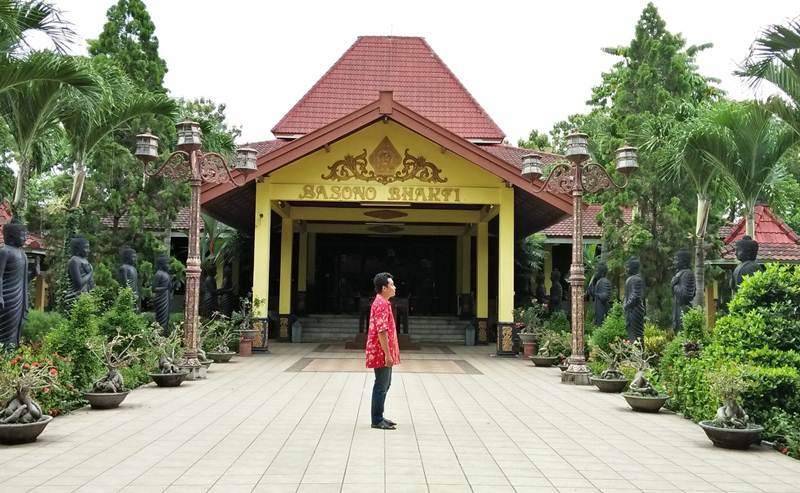 Mahavihara Majapahit via Goodnewsfromindonesiaid, 1. Wisata Sawah Sumber Gempong, 2. Bernah De Vallei, 3. Waterland Mojokerto, 4. Candi Bajang Ratu, 5. Candi Brahu, 6. Candi Tikus, 7. Candi Wringin Lawang, 8. Kolam Segaran, 9. Museum Trowulan, 10. Mahavihara Majapahit, 11. Patung Buddha Tidur, 12. Pendopo Agung Trowulan, 13. Air Terjun Coban Canggu, 14. Air Terjun Dlundung Mojokerto, 15. Pacet Mini Park Mojokerto, 16. Joglo Park Mojokerto, 17. Candi Jolotundo, 18. Klurak Eco Park, 19. Puncak Bayangan Gunung Penanggungan, 20. Pemandian Air Panas Padusan, 21. Air Terjun Grenjengan, 22. Api Abadi Mojokerto, 23. Bukit Watu Jengger, 24. Claket Adventure Park, 25. Air Terjun 7 Bidadari, 26. Pacet Hill, 27. Air Terjun Duyung Trawas Hill, 28. Fresh Green Trawas, 29. PPLH Seloliman Trawas, 30. Obech Rafting Pacet, 31. Sumber Wuluh, 32. Air Terjun Watu Ondo, 33. Alun-alun Mojokerto, 34. Wisata Desa BMJ Mojopahit, 35. Wisata Bukit Kayoe putih, 36. Taman Semeru, 37. Ranu Manduro, 38. Wisata Waduk Tanjungan, 39. Taman Kehati, 40. Reco Banteng Hayam Wuruk, 41. Benteng Taman, 42. Air Terjun Watu Gedhek, 43. Coban Talun, 44. Wisata Sumber Dhuwur Sidorejo, 45. Rainbow Garden Poetoek Soeko, 46. MOLAGAR, 47. WET SENDI 2, 48. Situs Siti Inggil, 49. Balai Pelestarian Cagar Budaya, 50. Wanawisata Dlundung, 51. Candi Kesiman, 52. Candi Bangkal, 53. Museum Sanggar Gubug Wayang, 54. Air Terjun Surodadu, 55. Petik Strawberry Padusan, 56. Gua gembyang, 57. Candi Jedong, 58. Air Terjun Watu Lumpang, 59. Situs Reco Lanang, 60. Pemandian Ubalan, 61. Makam Troloyo