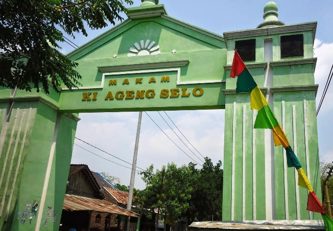 Makam Ki Ageng Selo via Youtube, 1. Waduk Kedung Ombo, 2. Waduk Klambu, 3. Waduk Cindelaras, 4. Waduk Nglangon, 5. Objek Wisata Bledug Kuwu Grobogan, 6. Goa Macan dan Goa Lowo, 7. Goa Urang Grobogan, 8. Wisata Api Abadi Mrapen, 9. Air Terjun Gulingan, 10. Air Terjun Widuri, 11. Objek Wisata Jati Pohon Indah, 12. Objek Wisata Lumpur Kesongo, 13. White Canyon, 14. Kalibiru Grobogan, 15. Kedung Kempul, 16. Sendang Coyo Grobogan, 17. Tugu Lasi, 18. Danau Resto Purwodadi, 19. Kolam Renang Ayodya, 20. Desa Wisata Banjarejo, 21. Bendungan Klambu, 22. Waduk Gambringan, 23. Masjid K.H. Burham, 24. Cindelaras, 25. Taman Remaja Pungkruk, 26. Agrowisata Kebun Blimbing Grobogan, 27. Makam Ki Ageng Selo, 28. Waterboom Mulia Klambu, 29. Waterpark ‘n Snow Gubug, 30. Master Park Purwodadi – Aircraft and Air Travel Master Park, 31. Arung Jeram Grobogan, 32. Wisata Tengah Sawah (WTS), 33. Grojogan Jati Anom, 34. Waduk Butak, 35. Bendungan Glapan Munir, 36. Waduk Sidorejo, 37. Bendungan Dumpil, 38. Wisata Air Terjun Taruman, 39. Sendang Keongan, 40. Grojogan Kinasih, 41. Air Terjun Nganyongan, 42. Puncak Pelangi Gunung Ulo, 43. Menara Simpang Lima, 44. Air Terjun Watu Ondo, 45. Air Terjun Bengkat, 46. Kedung Tlawah, 47. Grojogan Ngrandu