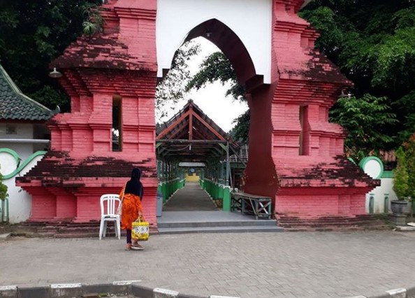 Makam Troloyo via @siswantorohajar, 1. Wisata Sawah Sumber Gempong, 2. Bernah De Vallei, 3. Waterland Mojokerto, 4. Candi Bajang Ratu, 5. Candi Brahu, 6. Candi Tikus, 7. Candi Wringin Lawang, 8. Kolam Segaran, 9. Museum Trowulan, 10. Mahavihara Majapahit, 11. Patung Buddha Tidur, 12. Pendopo Agung Trowulan, 13. Air Terjun Coban Canggu, 14. Air Terjun Dlundung Mojokerto, 15. Pacet Mini Park Mojokerto, 16. Joglo Park Mojokerto, 17. Candi Jolotundo, 18. Klurak Eco Park, 19. Puncak Bayangan Gunung Penanggungan, 20. Pemandian Air Panas Padusan, 21. Air Terjun Grenjengan, 22. Api Abadi Mojokerto, 23. Bukit Watu Jengger, 24. Claket Adventure Park, 25. Air Terjun 7 Bidadari, 26. Pacet Hill, 27. Air Terjun Duyung Trawas Hill, 28. Fresh Green Trawas, 29. PPLH Seloliman Trawas, 30. Obech Rafting Pacet, 31. Sumber Wuluh, 32. Air Terjun Watu Ondo, 33. Alun-alun Mojokerto, 34. Wisata Desa BMJ Mojopahit, 35. Wisata Bukit Kayoe putih, 36. Taman Semeru, 37. Ranu Manduro, 38. Wisata Waduk Tanjungan, 39. Taman Kehati, 40. Reco Banteng Hayam Wuruk, 41. Benteng Taman, 42. Air Terjun Watu Gedhek, 43. Coban Talun, 44. Wisata Sumber Dhuwur Sidorejo, 45. Rainbow Garden Poetoek Soeko, 46. MOLAGAR, 47. WET SENDI 2, 48. Situs Siti Inggil, 49. Balai Pelestarian Cagar Budaya, 50. Wanawisata Dlundung, 51. Candi Kesiman, 52. Candi Bangkal, 53. Museum Sanggar Gubug Wayang, 54. Air Terjun Surodadu, 55. Petik Strawberry Padusan, 56. Gua gembyang, 57. Candi Jedong, 58. Air Terjun Watu Lumpang, 59. Situs Reco Lanang, 60. Pemandian Ubalan, 61. Makam Troloyo