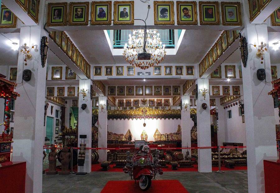 Museum Sanggar Gubug Wayang via anggakrisswordpress, 1. Wisata Sawah Sumber Gempong, 2. Bernah De Vallei, 3. Waterland Mojokerto, 4. Candi Bajang Ratu, 5. Candi Brahu, 6. Candi Tikus, 7. Candi Wringin Lawang, 8. Kolam Segaran, 9. Museum Trowulan, 10. Mahavihara Majapahit, 11. Patung Buddha Tidur, 12. Pendopo Agung Trowulan, 13. Air Terjun Coban Canggu, 14. Air Terjun Dlundung Mojokerto, 15. Pacet Mini Park Mojokerto, 16. Joglo Park Mojokerto, 17. Candi Jolotundo, 18. Klurak Eco Park, 19. Puncak Bayangan Gunung Penanggungan, 20. Pemandian Air Panas Padusan, 21. Air Terjun Grenjengan, 22. Api Abadi Mojokerto, 23. Bukit Watu Jengger, 24. Claket Adventure Park, 25. Air Terjun 7 Bidadari, 26. Pacet Hill, 27. Air Terjun Duyung Trawas Hill, 28. Fresh Green Trawas, 29. PPLH Seloliman Trawas, 30. Obech Rafting Pacet, 31. Sumber Wuluh, 32. Air Terjun Watu Ondo, 33. Alun-alun Mojokerto, 34. Wisata Desa BMJ Mojopahit, 35. Wisata Bukit Kayoe putih, 36. Taman Semeru, 37. Ranu Manduro, 38. Wisata Waduk Tanjungan, 39. Taman Kehati, 40. Reco Banteng Hayam Wuruk, 41. Benteng Taman, 42. Air Terjun Watu Gedhek, 43. Coban Talun, 44. Wisata Sumber Dhuwur Sidorejo, 45. Rainbow Garden Poetoek Soeko, 46. MOLAGAR, 47. WET SENDI 2, 48. Situs Siti Inggil, 49. Balai Pelestarian Cagar Budaya, 50. Wanawisata Dlundung, 51. Candi Kesiman, 52. Candi Bangkal, 53. Museum Sanggar Gubug Wayang, 54. Air Terjun Surodadu, 55. Petik Strawberry Padusan, 56. Gua gembyang, 57. Candi Jedong, 58. Air Terjun Watu Lumpang, 59. Situs Reco Lanang, 60. Pemandian Ubalan, 61. Makam Troloyo