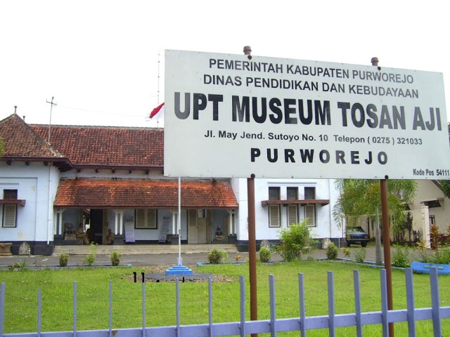 Museum Tosan Aji, 1. Pantai Dewaruci Jatimalang, 2. Pantai Jetis, 3. Pantai Ketawang, 4. Sumber Adventure Center (SAC), 5. Hutan Pinus Kalilo Kaligesing, 6. Alun-alun Kota Purworejo, 7. Masjid Agung Darul Muttaqin Purworejo, 8. Goa Seplawan, 9. Wisata Bukit Sikepel, 10. Wisata Bukit Sikepel, 11. Wisata Curug Gunung Putri, 12. Taman Sidandang, 13. Curug Kaliurip, 14. Puncak Khayangan Sigendol, 15. Pantai Pasir Puncu, 16. Museum Tosan Aji, 17. Puncak Geger Menjangan, 18. Curug Silangit, 19. Gunung Kunir, 20. Curug Kyai Kate, 21. Curug Muncar, 22. TBGS (Taman Batu Goa Sekantong), 23. Wisata Benteng Pendem, 24. Air Terjun ( CURUG SILUMUT ) Loning, 25. Kedung Gulo, 26. Curug Abangan, 27. Goa Nguwik, 28. Curug Lumbung Bener, 29. Desa Wisata Tlogoguwo, 30. Curug Purbayan, 31. Curug Tawing, 32. Sungai Kedung Lesung, 33. Hutan Kusumo Asri