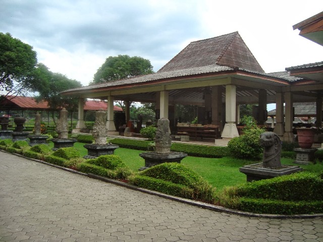 Museum Trowulan via Sobatpetualang.com, 1. Wisata Sawah Sumber Gempong, 2. Bernah De Vallei, 3. Waterland Mojokerto, 4. Candi Bajang Ratu, 5. Candi Brahu, 6. Candi Tikus, 7. Candi Wringin Lawang, 8. Kolam Segaran, 9. Museum Trowulan, 10. Mahavihara Majapahit, 11. Patung Buddha Tidur, 12. Pendopo Agung Trowulan, 13. Air Terjun Coban Canggu, 14. Air Terjun Dlundung Mojokerto, 15. Pacet Mini Park Mojokerto, 16. Joglo Park Mojokerto, 17. Candi Jolotundo, 18. Klurak Eco Park, 19. Puncak Bayangan Gunung Penanggungan, 20. Pemandian Air Panas Padusan, 21. Air Terjun Grenjengan, 22. Api Abadi Mojokerto, 23. Bukit Watu Jengger, 24. Claket Adventure Park, 25. Air Terjun 7 Bidadari, 26. Pacet Hill, 27. Air Terjun Duyung Trawas Hill, 28. Fresh Green Trawas, 29. PPLH Seloliman Trawas, 30. Obech Rafting Pacet, 31. Sumber Wuluh, 32. Air Terjun Watu Ondo, 33. Alun-alun Mojokerto, 34. Wisata Desa BMJ Mojopahit, 35. Wisata Bukit Kayoe putih, 36. Taman Semeru, 37. Ranu Manduro, 38. Wisata Waduk Tanjungan, 39. Taman Kehati, 40. Reco Banteng Hayam Wuruk, 41. Benteng Taman, 42. Air Terjun Watu Gedhek, 43. Coban Talun, 44. Wisata Sumber Dhuwur Sidorejo, 45. Rainbow Garden Poetoek Soeko, 46. MOLAGAR, 47. WET SENDI 2, 48. Situs Siti Inggil, 49. Balai Pelestarian Cagar Budaya, 50. Wanawisata Dlundung, 51. Candi Kesiman, 52. Candi Bangkal, 53. Museum Sanggar Gubug Wayang, 54. Air Terjun Surodadu, 55. Petik Strawberry Padusan, 56. Gua gembyang, 57. Candi Jedong, 58. Air Terjun Watu Lumpang, 59. Situs Reco Lanang, 60. Pemandian Ubalan, 61. Makam Troloyo