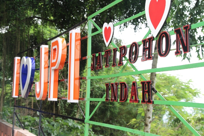 Objek Wisata Jati Pohon Indah via Jasafotovideogrobogan, 1. Waduk Kedung Ombo, 2. Waduk Klambu, 3. Waduk Cindelaras, 4. Waduk Nglangon, 5. Objek Wisata Bledug Kuwu Grobogan, 6. Goa Macan dan Goa Lowo, 7. Goa Urang Grobogan, 8. Wisata Api Abadi Mrapen, 9. Air Terjun Gulingan, 10. Air Terjun Widuri, 11. Objek Wisata Jati Pohon Indah, 12. Objek Wisata Lumpur Kesongo, 13. White Canyon, 14. Kalibiru Grobogan, 15. Kedung Kempul, 16. Sendang Coyo Grobogan, 17. Tugu Lasi, 18. Danau Resto Purwodadi, 19. Kolam Renang Ayodya, 20. Desa Wisata Banjarejo, 21. Bendungan Klambu, 22. Waduk Gambringan, 23. Masjid K.H. Burham, 24. Cindelaras, 25. Taman Remaja Pungkruk, 26. Agrowisata Kebun Blimbing Grobogan, 27. Makam Ki Ageng Selo, 28. Waterboom Mulia Klambu, 29. Waterpark ‘n Snow Gubug, 30. Master Park Purwodadi – Aircraft and Air Travel Master Park, 31. Arung Jeram Grobogan, 32. Wisata Tengah Sawah (WTS), 33. Grojogan Jati Anom, 34. Waduk Butak, 35. Bendungan Glapan Munir, 36. Waduk Sidorejo, 37. Bendungan Dumpil, 38. Wisata Air Terjun Taruman, 39. Sendang Keongan, 40. Grojogan Kinasih, 41. Air Terjun Nganyongan, 42. Puncak Pelangi Gunung Ulo, 43. Menara Simpang Lima, 44. Air Terjun Watu Ondo, 45. Air Terjun Bengkat, 46. Kedung Tlawah, 47. Grojogan Ngrandu
