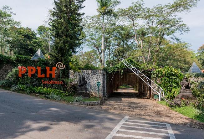 PPLH Seloliman Trawas via Booking, 1. Wisata Sawah Sumber Gempong, 2. Bernah De Vallei, 3. Waterland Mojokerto, 4. Candi Bajang Ratu, 5. Candi Brahu, 6. Candi Tikus, 7. Candi Wringin Lawang, 8. Kolam Segaran, 9. Museum Trowulan, 10. Mahavihara Majapahit, 11. Patung Buddha Tidur, 12. Pendopo Agung Trowulan, 13. Air Terjun Coban Canggu, 14. Air Terjun Dlundung Mojokerto, 15. Pacet Mini Park Mojokerto, 16. Joglo Park Mojokerto, 17. Candi Jolotundo, 18. Klurak Eco Park, 19. Puncak Bayangan Gunung Penanggungan, 20. Pemandian Air Panas Padusan, 21. Air Terjun Grenjengan, 22. Api Abadi Mojokerto, 23. Bukit Watu Jengger, 24. Claket Adventure Park, 25. Air Terjun 7 Bidadari, 26. Pacet Hill, 27. Air Terjun Duyung Trawas Hill, 28. Fresh Green Trawas, 29. PPLH Seloliman Trawas, 30. Obech Rafting Pacet, 31. Sumber Wuluh, 32. Air Terjun Watu Ondo, 33. Alun-alun Mojokerto, 34. Wisata Desa BMJ Mojopahit, 35. Wisata Bukit Kayoe putih, 36. Taman Semeru, 37. Ranu Manduro, 38. Wisata Waduk Tanjungan, 39. Taman Kehati, 40. Reco Banteng Hayam Wuruk, 41. Benteng Taman, 42. Air Terjun Watu Gedhek, 43. Coban Talun, 44. Wisata Sumber Dhuwur Sidorejo, 45. Rainbow Garden Poetoek Soeko, 46. MOLAGAR, 47. WET SENDI 2, 48. Situs Siti Inggil, 49. Balai Pelestarian Cagar Budaya, 50. Wanawisata Dlundung, 51. Candi Kesiman, 52. Candi Bangkal, 53. Museum Sanggar Gubug Wayang, 54. Air Terjun Surodadu, 55. Petik Strawberry Padusan, 56. Gua gembyang, 57. Candi Jedong, 58. Air Terjun Watu Lumpang, 59. Situs Reco Lanang, 60. Pemandian Ubalan, 61. Makam Troloyo
