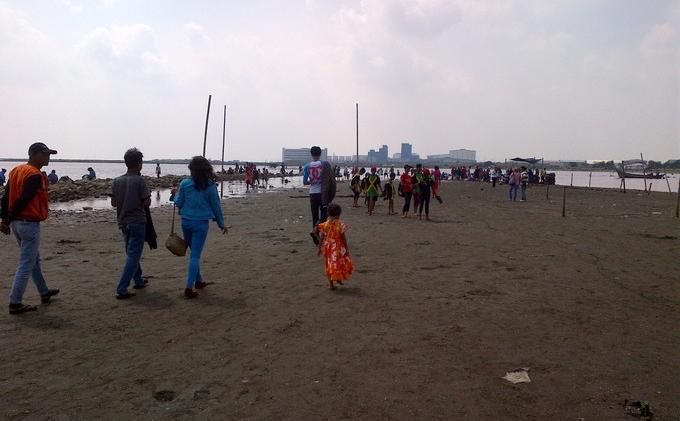 Pantai Marunda via Tribunnews, 1. Monumen Nasional (Tugu Monas), 2. Taman Mini Indonesia Indah (TMII), 3. Tebet Eco Park, 4. Taman Impian Jaya Ancol, 5. Dufan (Dunia Fantasi), 6. Taman Margasatwa Ragunan, 7. Pulau Tidung, 8. Ocean Ecopark, 9. Atlantis Water Adventure, 10. Pulau Bidadari, 11. Tribeca Park, 12. Pasar Seni, 13. Jembatan Kota Intan, 14. Museum Sejarah Jakarta, 15. Museum Bank Indonesia, 16. Ice Skating di Sky Rink, 17. KidZania Jakarta, 18. Kota Tua Jakarta, 19. Grand Indonesia Mall, 20. Masjid Istiqlal, 21. Gereja Katedral Jakarta, 22. Pasar Taman Puring, 23. Taman Suropati Jakarta, 24. Museum Nasional, 25. Pasar Tanah Abang, 26. Pecinan Glodok Jakarta, 27. Sea World Indonesia, 28. Setu Babakan Jakarta, 29. Wisata Mangrove Jakarta, 30. Taman Ayodia, 31. Taman Hutan Kota Penjaringan, 32. Cibugary Farm – Wisata Edukasi Cibugary, 33. Hauwke’s Auto Gallery Kayak Museum Angkut di Malang, 34. Pondok Indah Water Park, 35. The Escape Hunt (Tutup Permanen), 36. Kemang Food Festival (Tutup), 37. Taman Kepulauan Seribu, 38. Wisata Pendidikan Pinisi, 39. Flight Experience Gandaria (Tutup Permanen), 40. Tamasya di Taman Tabebuya, 41. Museum Satria Mandala, 42. Liburan ke Museum di Tengah Kebun, 43. Kampung Main Cipulir, 44. Taman Situ Lembang, 45. Taman Ismail Marzuki, 46. Museum Joang ‘45, 47. Freedom Library (Tutup Permanen), 48. Galeri Indonesia Kaya, 49. Taman Menteng, 50. Museum Macan, 51. Museum Wayang, 52. Klenteng Jin De Yuan, 53. Museum Tekstil, 54. Rumah Si Pitung, 55. Pantai Marunda, 56. Waterbom PIK (Tutup Permanen), 57. Alive Museum Jakarta, 58. Museum Bahari, 59. Pulau Semak Daun, 60. Pulau Pramuka, 61. Pulau Kelapa, 62. Bricks 4 Kidz, 63. Museum Perangko Indonesia, 64. Taman Agrowisata Cilangkap