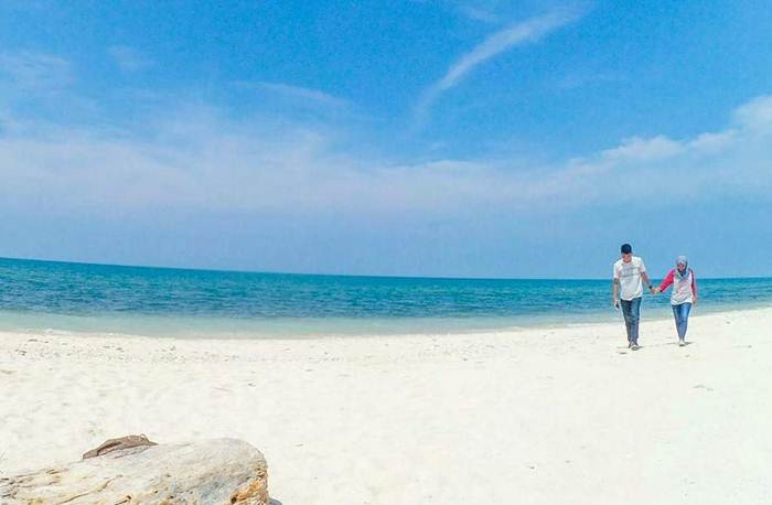 Pantai Socorejo via @aditya_dmahendra, 1. Pantai Pasir Putih Remen, 2. Pantai Kelapa Tuban, 3. Pantai Boom, 4. Air Terjun Nglirip, 5. Pantai Cemara, 6. Pantai Sowan Tuban, 7. Goa Ngerong Tuban, 8. Goa Akbar, 9. Pemandian Bektiharjo Tuban, 10. Pemandian Air Panas Prataan Tuban, 11. Alun-alun Tuban, 12. Makam Sunan Bonang, 13. Mangrove Center, 14. Klenteng Kwan Sing Bio, 15. Wisata Pelang, 16. Wisata Sendang Asmoro, 17. Masjid Agung Tuban, 18. TAMAN SLEKO, 19. WISATA SILOWO MERAKURAK, 20. Mata Air Krawak, 21. Air Terjun Banyulangse, 22. Goa Suci Tuban, 23. Goa Kancing Tuban, 24. Watu Ondo Tuban, 25. Museum Kambang Putih, 26. Pondok Pesantren Perut Bumi Al – Maghribi, 27. Perum Perhutani KPH Jatirogo, 28. Wisata Tebing Pelangi, 29. Air Terjun Sanggrahan, 30. Air Terjun Wukirharjo, 31. Pantai Socorejo, 32. Kambang Putih Tuban Park, 33. Taman Hutan Kota Tuban, 34. Sendang Wangi, 35. Pantai Surindah, 36. Tanazawi Agriculture EduPark & Leisure – Kebun Durian, 37. Goa Putri Asih, 38. Air Terjun Lembah Bongok Tuban, 39. Bukit Trantang, 1. Garang Asem, 2. Belut Goreng Ala Tuban