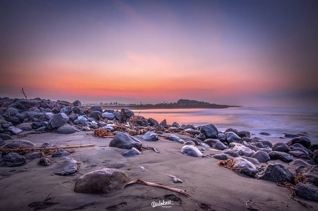 Pantai Pasir Puncu via @Dislokasi_, Rekomendasi Tempat Wisata di Jawa Tengah, Tempat Wisata di Semarang Jawa Tengah, Tempat Wisata di Salatiga Jawa Tengah, Tempat Wisata di Purwokerto Jawa Tengah, Tempat Wisata di Purworejo, Tempat Wisata di Jawa Tengah Hits Lainnya