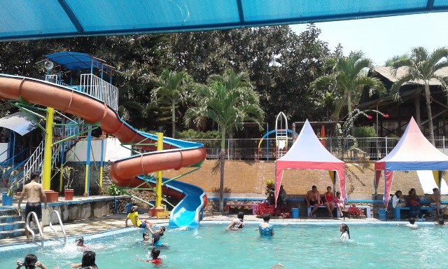 Pacet Mini Park Mojokerto via Indoinspector.blogspot.com, 1. Air Terjun Pacet Mojokerto, 2. Candi Jolotundo Mojokerto, 3. Petirtaan Jolotundo Mojokerto, 4. Joglo Park Mojokerto, 5. Waterland Mojokerto, 6. Wisata Pacet Mini Park, 7. Pemandian Air Panas Pacet Mojokerto, 8. Wisata Trawas Mojokerto, 9. Gunung Penanggungan, 10. Hutan Pinus Jubel Mojokerto