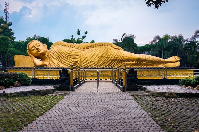 Patung Buddha Tidur via Ontripers, 1. Wisata Sawah Sumber Gempong, 2. Bernah De Vallei, 3. Waterland Mojokerto, 4. Candi Bajang Ratu, 5. Candi Brahu, 6. Candi Tikus, 7. Candi Wringin Lawang, 8. Kolam Segaran, 9. Museum Trowulan, 10. Mahavihara Majapahit, 11. Patung Buddha Tidur, 12. Pendopo Agung Trowulan, 13. Air Terjun Coban Canggu, 14. Air Terjun Dlundung Mojokerto, 15. Pacet Mini Park Mojokerto, 16. Joglo Park Mojokerto, 17. Candi Jolotundo, 18. Klurak Eco Park, 19. Puncak Bayangan Gunung Penanggungan, 20. Pemandian Air Panas Padusan, 21. Air Terjun Grenjengan, 22. Api Abadi Mojokerto, 23. Bukit Watu Jengger, 24. Claket Adventure Park, 25. Air Terjun 7 Bidadari, 26. Pacet Hill, 27. Air Terjun Duyung Trawas Hill, 28. Fresh Green Trawas, 29. PPLH Seloliman Trawas, 30. Obech Rafting Pacet, 31. Sumber Wuluh, 32. Air Terjun Watu Ondo, 33. Alun-alun Mojokerto, 34. Wisata Desa BMJ Mojopahit, 35. Wisata Bukit Kayoe putih, 36. Taman Semeru, 37. Ranu Manduro, 38. Wisata Waduk Tanjungan, 39. Taman Kehati, 40. Reco Banteng Hayam Wuruk, 41. Benteng Taman, 42. Air Terjun Watu Gedhek, 43. Coban Talun, 44. Wisata Sumber Dhuwur Sidorejo, 45. Rainbow Garden Poetoek Soeko, 46. MOLAGAR, 47. WET SENDI 2, 48. Situs Siti Inggil, 49. Balai Pelestarian Cagar Budaya, 50. Wanawisata Dlundung, 51. Candi Kesiman, 52. Candi Bangkal, 53. Museum Sanggar Gubug Wayang, 54. Air Terjun Surodadu, 55. Petik Strawberry Padusan, 56. Gua gembyang, 57. Candi Jedong, 58. Air Terjun Watu Lumpang, 59. Situs Reco Lanang, 60. Pemandian Ubalan, 61. Makam Troloyo