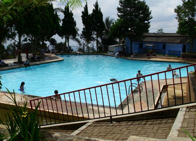 1. Wisata Pantai Maron, 2. Wisata Lawang Sewu di Semarang, 3. Kampoeng Wisata Taman Lele di Semarang, 4. Wisata Pantai Marina, 5. Wisata Pantai Tirang di Semarang, 6. Berwisata di Masjid Agung Jawa Tengah (MAJT), 7. Wisata Air Terjun Kali Pancur di Semarang, 8. Wisata Pagoda Buddhagaya Watugong di Semarang, 9. Taman Rekreasi Wonderia di Semarang, 10. Wisata Curug Benowo di Semarang, 11. Wisata Goa Kreo Semarang, 12. Wisata Sam Poo Kong, 13. Wisata Museum Ronggowarsito, 14. Berwisata ke Kota Lama Semarang, 15. Berwisata ke Komplek Pecinan Semarang, 16. Jalan Pahlawan Semarang, 17. Pasar Rakyat Simpang Lima, 18. Wisata Hutan Tinjomoyo di Semarang, 19. Wisata Kebun Binatang Mangkang di Semarang, 20. Wisata Tugu Muda, 21. Wisata Museum Mandala Bakti di Semarang, 22. Wisata Bukit Gombel di Semarang, 23. Wisata Water Blaster Bukit Candi Golf di Semarang, 24. Wisata Stasiun Tawang di Semarang, 25. Wisata ke Masjid Menara (Layur) di Semarang, 26. Wisata ke BSB (Bukit Semarang Baru), 27. Maerokoco Semarang, 28. Wisata Taman KB (wisata kuliner) di Semarang, 29. Wisata Brown Canyon, 29. Jalan Pandanaran (pusat jajanan semarang), 30. Wisata Keluarga New Bandungan Indah Waterpark, 31. Museum Muri di Semarang, 33. Candi Gedong Songo + Pemandian Air Panas, 34. Kebun Teh Medini di Semarang , 35. Air terjun + Pemandian Air Panas Gonoharjo, 36. Curug Lawe di Semarang, 37. Kebun Karet BSB di Semarang, 38. Wisata Gelora Jati Diri di Semarang, 39. Kebun Buah Boja, 40. Tempat Wisata Taman Unyil Ungaran, 41. Pemancingan Baron, 42. Umbul Sidomukti, 43. Lembah Kalipancur, 44. Waduk Diponegoro, 45. Saloka Theme Park, 46. Masjid Kapal Semarang, 47. Taman Bunga Bandungan, 48. Flower Farm Setiya Aji, 49. Kebun Durian Semarang, 50. Watu Gunung Ungaran, 51. Air Terjun Semirang, 52. Pura Agung Giri Natha, 53. Semarang Gallery, 54. Kampung Batik, 55. Kampung Tematik Jawi, 56. Kampoeng Kopi Banaran, 58. Taman Djamoe Indonesia, 59. Old City 3D Trick Art Museum, 60. Goa Rong View, 61. Jembatan Biru Ambarawa, 62. La Kana Chapel, 63. Gereja Blenduk, 64. Museum Satria, 65. Semarang Fair (PRPP), 66. Hutan Penggaron, 67. Hutan Mangrove, 68. Pasar Johar disaat Dugderan, 69. Wisata Kuliner Lumpia Semarang, 70. Pondok Kopi Sidomukti Ungaran, 71. Wisata Susan SPA Bandungan, 72. Jembatan Harapan, 73. Hutan Pinus, 74. Kamu Pecinta Sambal? Cobain ke Waroeng Kaligarong!