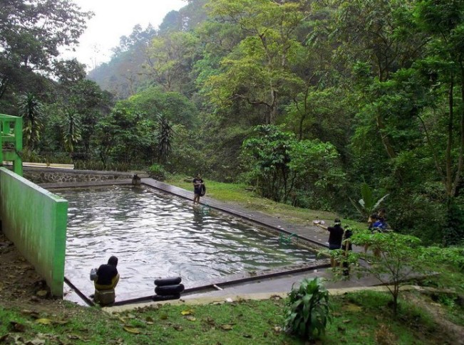 Pemandian air Panas Nglimut