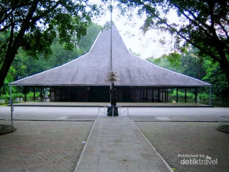 Pendopo Agung Trowulan via Detik, 1. Wisata Sawah Sumber Gempong, 2. Bernah De Vallei, 3. Waterland Mojokerto, 4. Candi Bajang Ratu, 5. Candi Brahu, 6. Candi Tikus, 7. Candi Wringin Lawang, 8. Kolam Segaran, 9. Museum Trowulan, 10. Mahavihara Majapahit, 11. Patung Buddha Tidur, 12. Pendopo Agung Trowulan, 13. Air Terjun Coban Canggu, 14. Air Terjun Dlundung Mojokerto, 15. Pacet Mini Park Mojokerto, 16. Joglo Park Mojokerto, 17. Candi Jolotundo, 18. Klurak Eco Park, 19. Puncak Bayangan Gunung Penanggungan, 20. Pemandian Air Panas Padusan, 21. Air Terjun Grenjengan, 22. Api Abadi Mojokerto, 23. Bukit Watu Jengger, 24. Claket Adventure Park, 25. Air Terjun 7 Bidadari, 26. Pacet Hill, 27. Air Terjun Duyung Trawas Hill, 28. Fresh Green Trawas, 29. PPLH Seloliman Trawas, 30. Obech Rafting Pacet, 31. Sumber Wuluh, 32. Air Terjun Watu Ondo, 33. Alun-alun Mojokerto, 34. Wisata Desa BMJ Mojopahit, 35. Wisata Bukit Kayoe putih, 36. Taman Semeru, 37. Ranu Manduro, 38. Wisata Waduk Tanjungan, 39. Taman Kehati, 40. Reco Banteng Hayam Wuruk, 41. Benteng Taman, 42. Air Terjun Watu Gedhek, 43. Coban Talun, 44. Wisata Sumber Dhuwur Sidorejo, 45. Rainbow Garden Poetoek Soeko, 46. MOLAGAR, 47. WET SENDI 2, 48. Situs Siti Inggil, 49. Balai Pelestarian Cagar Budaya, 50. Wanawisata Dlundung, 51. Candi Kesiman, 52. Candi Bangkal, 53. Museum Sanggar Gubug Wayang, 54. Air Terjun Surodadu, 55. Petik Strawberry Padusan, 56. Gua gembyang, 57. Candi Jedong, 58. Air Terjun Watu Lumpang, 59. Situs Reco Lanang, 60. Pemandian Ubalan, 61. Makam Troloyo