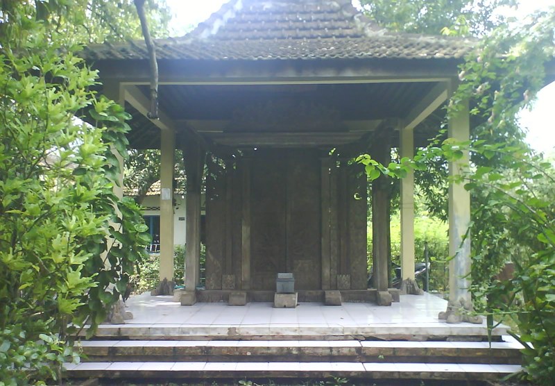 Pintu Gerbang Majapahit via kawasanpati.blogspot, 1. Pantai Banyutowo, 2. Hutan Mangrove Pantai Sambilawang Pati, 3. Alun-alun Simpang Lima Pati, 4. Pulau Seprapat, 5. Waduk Gunung Rowo Pati, 6. Waduk Seloromo, 7. Pati Night Carnival, 8. Juwana Water Fantasy, 9. Klating Pucakwangi, 10. Kebun Kopi Jolong, 11. Situs Bersejarah Candi Kayen, 12. Goa Wareh, 13. Sendang Sani Pati, 14. Air Terjun Grenjengan Jolong, 15. Air Terjun Tadah Hujan Pati, 16. Makam Syekh Mutamakkin, 17. Makam Syekh Jangkung Saridin, 18. Wisata Industri PT. Dua Kelinci, 19. Desa Wisata Pemancingan Talun, 20. Pintu Gerbang Majapahit, 21. Petilasan Kadipaten Pati Genuk Kemiri, 22. Goa Pancur, 23. Lorodan Semar, 24. Kran Air Raksasa Melayang, 25. Vihara Gunung Wungkul, 26. Bumi Perkemahan Regaloh, 27. Air Terjun Selonatah, 28. Air Terjun Tretes Tlogowungu, 29. Haul Sunan Prawoto, 30. Hutan Kota Kalidoro, 31. Air Terjun Grenjengan Sewu, 32. Bukit Pandang Duren Sawit, 33. Hutan Pinus Pangonan, 34. Sego Gandul, 35. Sego Tewel Tambak Romo
