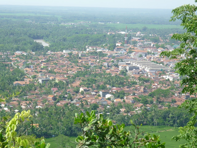 Puncak Geger Menjangan, 1. Pantai Dewaruci Jatimalang, 2. Pantai Jetis, 3. Pantai Ketawang, 4. Sumber Adventure Center (SAC), 5. Hutan Pinus Kalilo Kaligesing, 6. Alun-alun Kota Purworejo, 7. Masjid Agung Darul Muttaqin Purworejo, 8. Goa Seplawan, 9. Wisata Bukit Sikepel, 10. Wisata Bukit Sikepel, 11. Wisata Curug Gunung Putri, 12. Taman Sidandang, 13. Curug Kaliurip, 14. Puncak Khayangan Sigendol, 15. Pantai Pasir Puncu, 16. Museum Tosan Aji, 17. Puncak Geger Menjangan, 18. Curug Silangit, 19. Gunung Kunir, 20. Curug Kyai Kate, 21. Curug Muncar, 22. TBGS (Taman Batu Goa Sekantong), 23. Wisata Benteng Pendem, 24. Air Terjun ( CURUG SILUMUT ) Loning, 25. Kedung Gulo, 26. Curug Abangan, 27. Goa Nguwik, 28. Curug Lumbung Bener, 29. Desa Wisata Tlogoguwo, 30. Curug Purbayan, 31. Curug Tawing, 32. Sungai Kedung Lesung, 33. Hutan Kusumo Asri