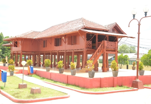 Rumah Si Pitung via Eljohnnews, 1. Taman Impian Jaya Ancol, 2. Suaka Margasatwa Muara Angke, 3. Museum Bahari, 4. Sea World Ancol, 5. Dunia Fantasi atau Dufan, 6. Taman Wisata Alam (TWA) Angke Kapuk, 7. Ocean Dream Samudra Ancol, 8. Allianz Eco Park, 9. Amped Trampoline Park, 10. Taman Jogging 1 Kelapa Gading, 11. Taman Waduk Pluit, 12. Taman Hutan Kota Penjaringan, 13. Rumah Si Pitung, 14. Marunde Beach, 15. Atlantis Water Adventure, 16. Alive Museum Ancol, 17. Pantai beach pool ancol, 18. Taman Ismail Marzuki (TIM), 19. Danau Sunter, 20. Kawasan Ekowisata Mangrove PIK, 21. Faunaland Ancol, 22. Pasar Seni, 23. Taman Walang Baru, 24. Jakarta Bird Land, 25. Ecopark Club House, 26. Pantai Karnaval Ancol, 27. San Antonio Beach PIK 2, 28. Danau Cincin, 29. Taman Bintaro, 30. Taman Rawa Badak Utara, 31. Taman Segitiga – Gorontalo, 32. Bounce Street Asia, 34. Bahtera Jaya Ancol, 35. Kawasan Pelabuhan Sunda Kelapa, 36. Kampung Tugu, 37. Sentra Perikanan Muara Angke, 38. Kampung Marunda, 39. Kampung Luar Batang