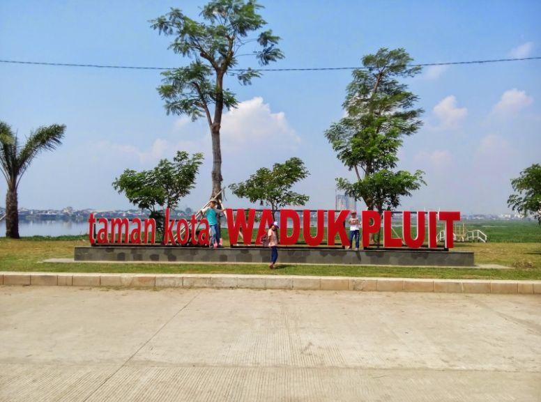 Taman Waduk Pluit, 1. Tebet Eco Park, 2. Taman Lapangan Banteng, 3. Taman Suropati, 4. Taman Menteng , 5. Hutan Kota Srengseng, 6. Taman Kalijodo , 7. Taman Tabebuya , 8. Taman Cattleya , 9. Taman Hutan Kota Penjaringan, 10. Taman Spathodea , 11. Taman Situ Lembang , 12. Taman Ayodia – Barito , 13. Taman Tangkuban Perahu, 14. Taman Langsat , 15. Taman Prasasti, 16. Taman Waduk Pluit , 17. Taman Tribeca , 18. Taman Mataram , 19. Taman Ria Rio , 20. Taman Puring, 21. Taman Cornel Simanjuntak, 22. Taman Dadap Merah, 23. Taman Kelapa
