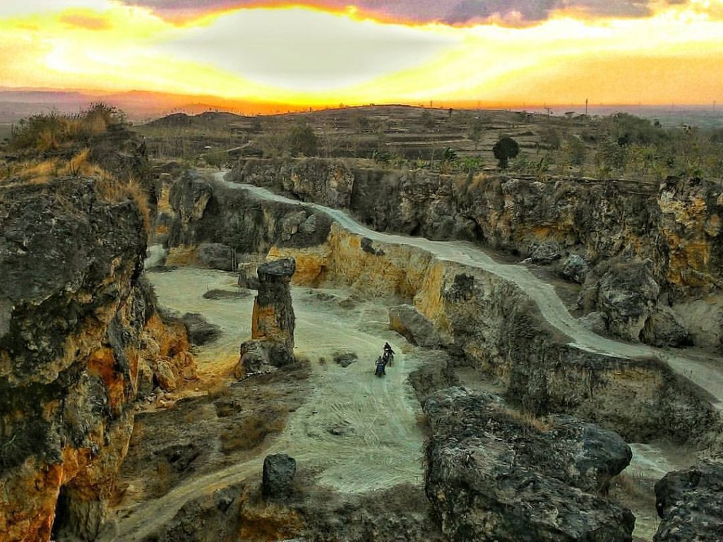 White Canyon via @hansphotoart, 1. Waduk Kedung Ombo, 2. Waduk Klambu, 3. Waduk Cindelaras, 4. Waduk Nglangon, 5. Objek Wisata Bledug Kuwu Grobogan, 6. Goa Macan dan Goa Lowo, 7. Goa Urang Grobogan, 8. Wisata Api Abadi Mrapen, 9. Air Terjun Gulingan, 10. Air Terjun Widuri, 11. Objek Wisata Jati Pohon Indah, 12. Objek Wisata Lumpur Kesongo, 13. White Canyon, 14. Kalibiru Grobogan, 15. Kedung Kempul, 16. Sendang Coyo Grobogan, 17. Tugu Lasi, 18. Danau Resto Purwodadi, 19. Kolam Renang Ayodya, 20. Desa Wisata Banjarejo, 21. Bendungan Klambu, 22. Waduk Gambringan, 23. Masjid K.H. Burham, 24. Cindelaras, 25. Taman Remaja Pungkruk, 26. Agrowisata Kebun Blimbing Grobogan, 27. Makam Ki Ageng Selo, 28. Waterboom Mulia Klambu, 29. Waterpark ‘n Snow Gubug, 30. Master Park Purwodadi – Aircraft and Air Travel Master Park, 31. Arung Jeram Grobogan, 32. Wisata Tengah Sawah (WTS), 33. Grojogan Jati Anom, 34. Waduk Butak, 35. Bendungan Glapan Munir, 36. Waduk Sidorejo, 37. Bendungan Dumpil, 38. Wisata Air Terjun Taruman, 39. Sendang Keongan, 40. Grojogan Kinasih, 41. Air Terjun Nganyongan, 42. Puncak Pelangi Gunung Ulo, 43. Menara Simpang Lima, 44. Air Terjun Watu Ondo, 45. Air Terjun Bengkat, 46. Kedung Tlawah, 47. Grojogan Ngrandu